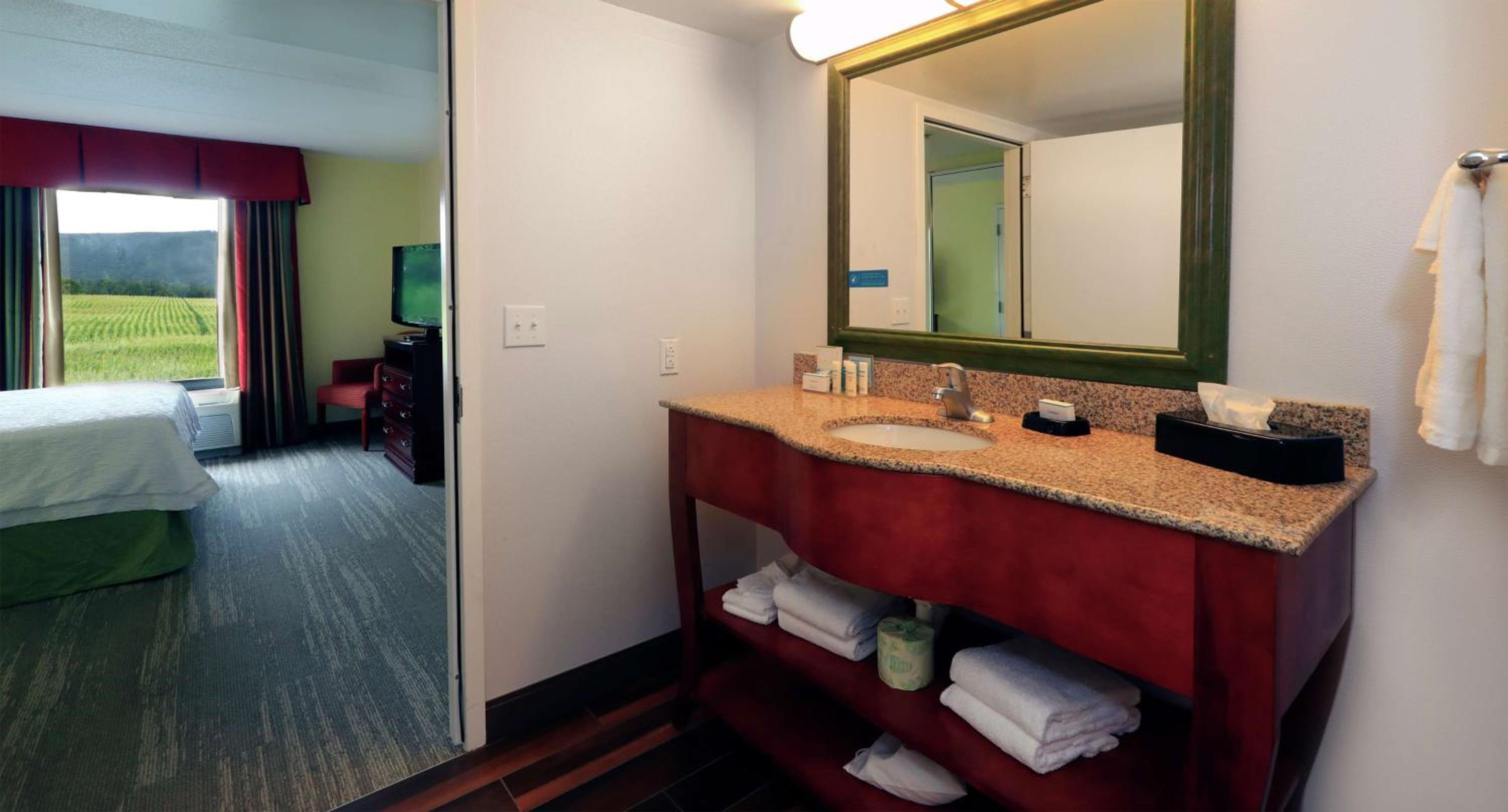 King Suite With Whirlpool - Non-Smoking