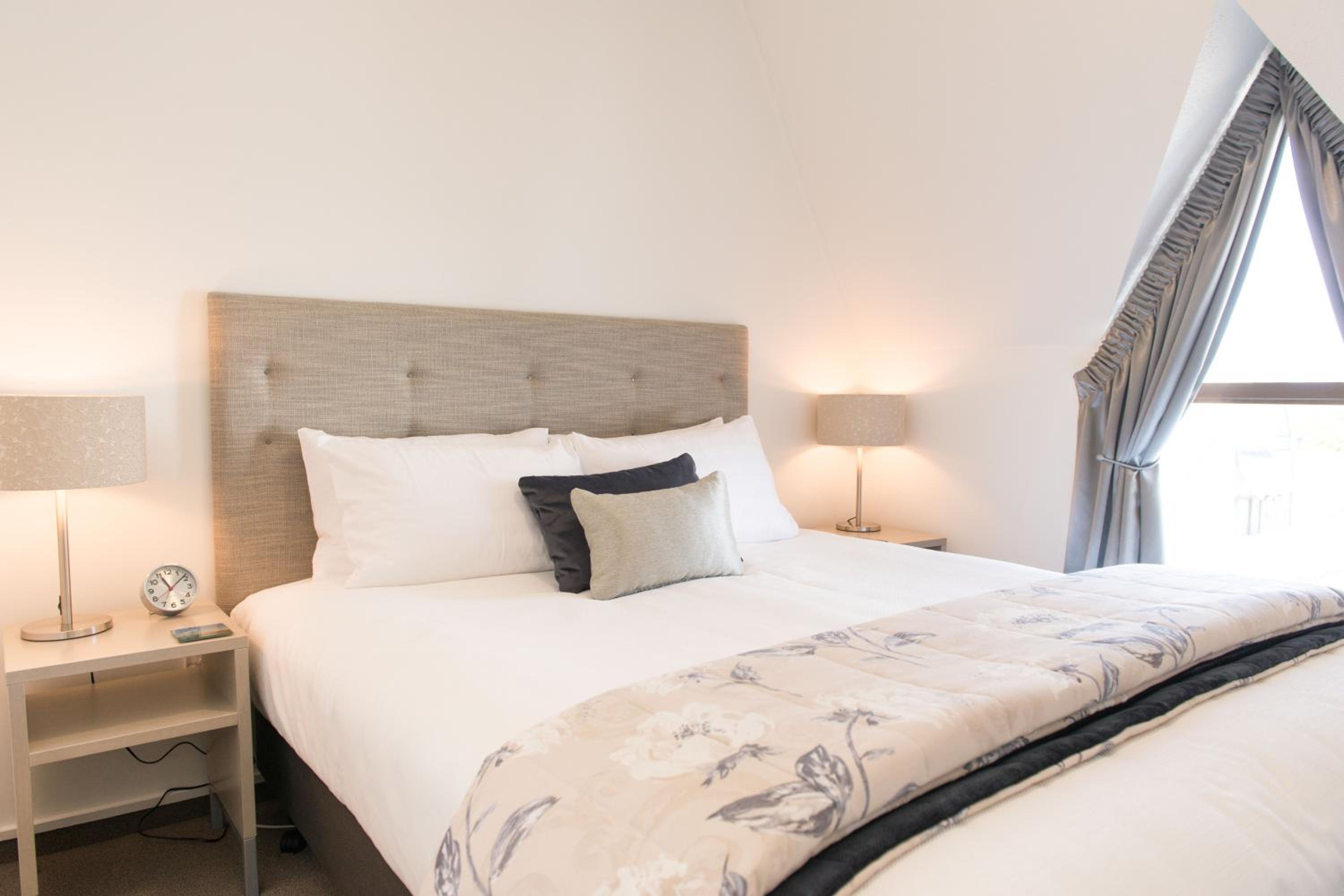 Two-Bedroom Apartment with King Bed and Twin Beds