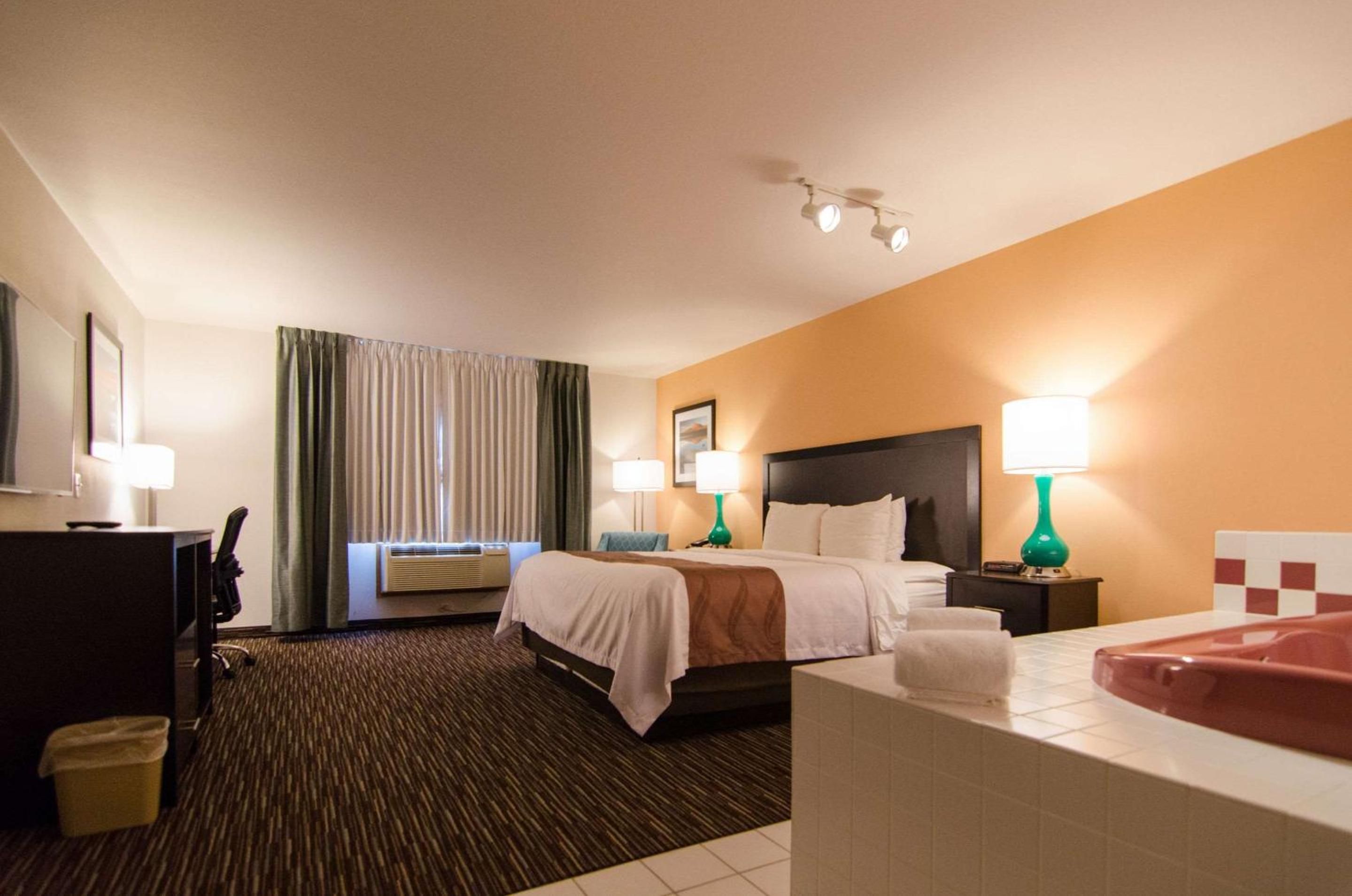 King Suite with Jacuzzi - Non-Smoking (Dorena)