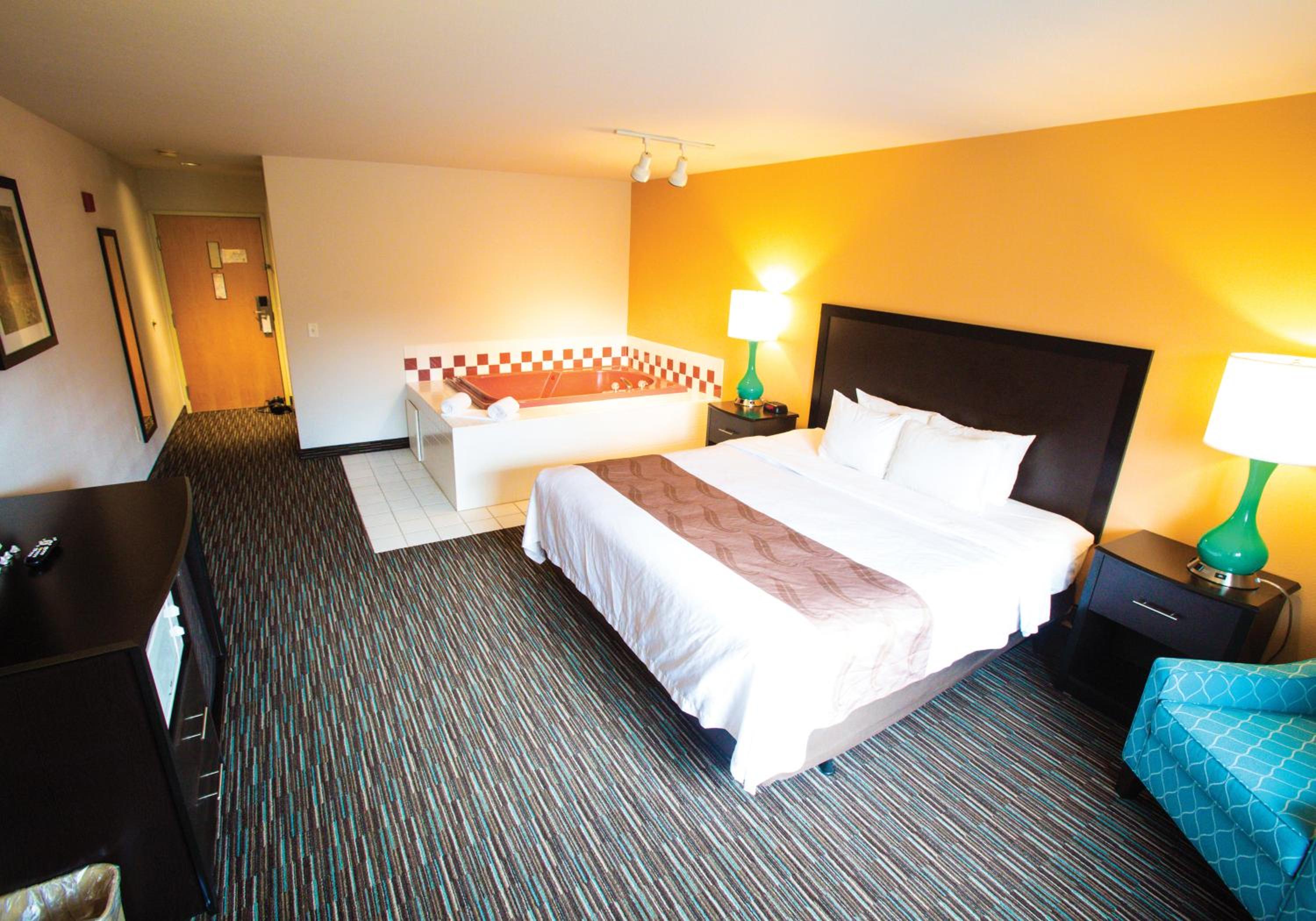 King Suite with Jacuzzi - Non-Smoking (Dorena)