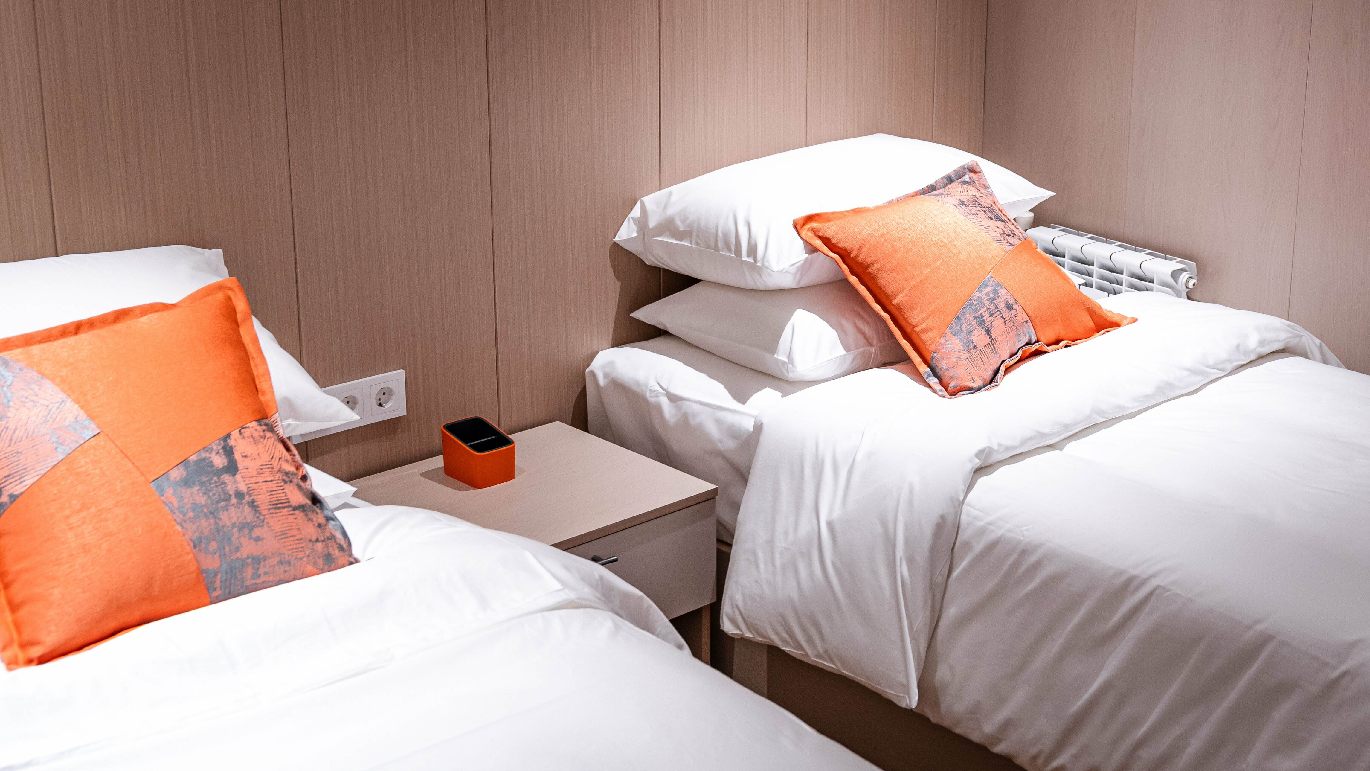 Небольшой двухместный номер БЕЗ ОКНА с двумя раздельными кроватями