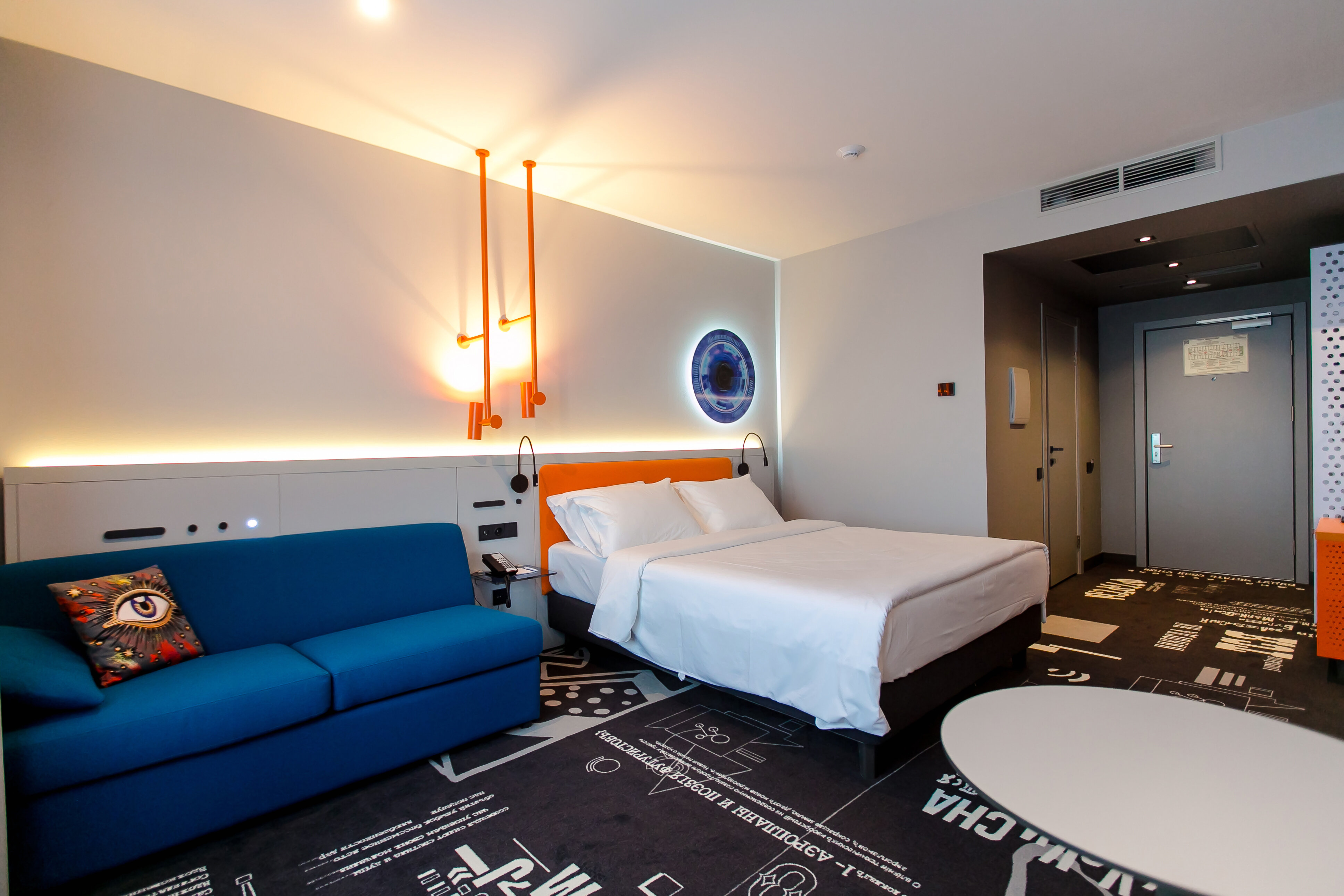 СЕМЕЙНЫЙ  с двуспальной кроватью и диваном