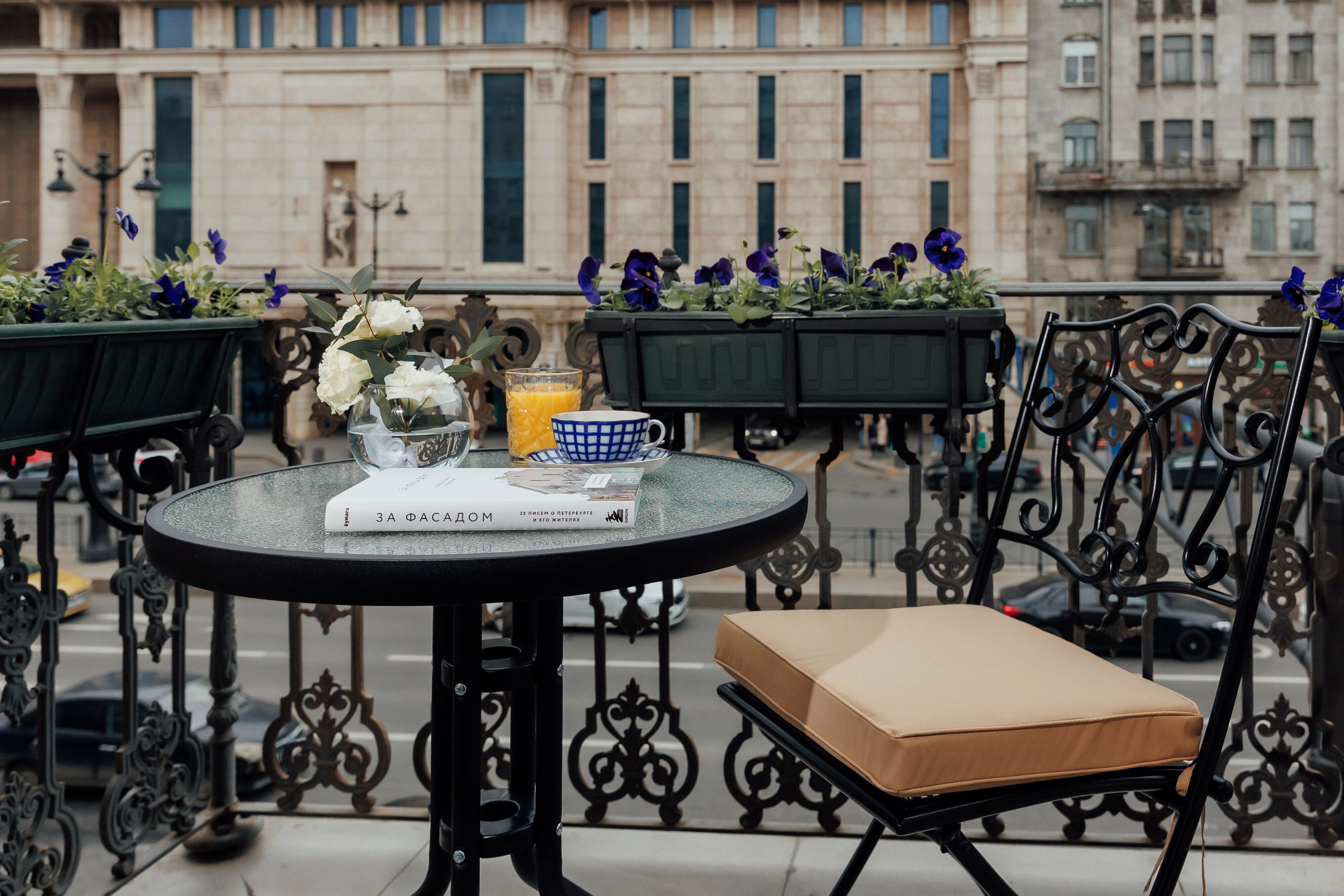 Комфорт видовой с балконом c 1 двуспальной или 2 отдельными кроватями