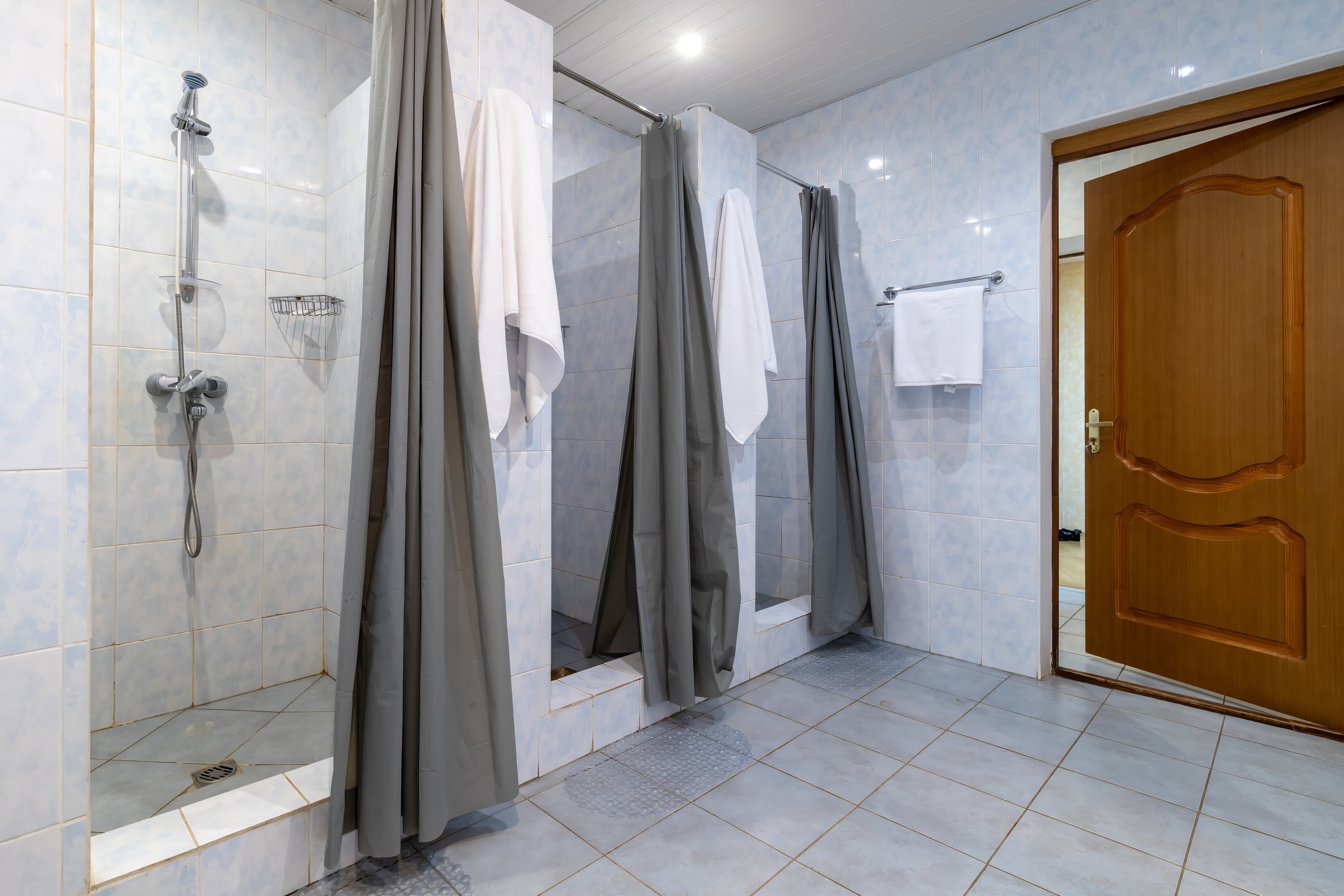 Трехместный номер эконом-класса с общей ванной комнатой