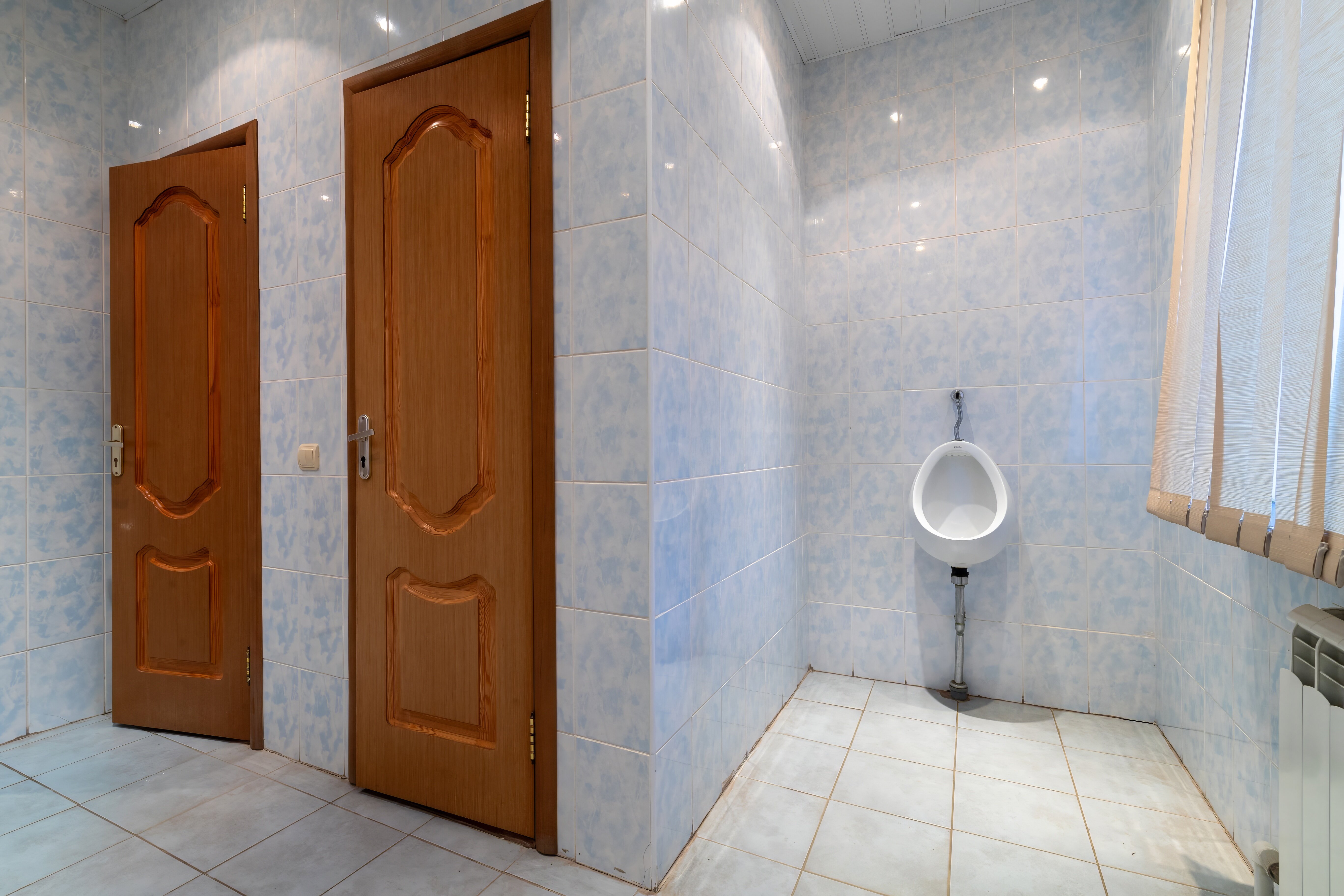 Трехместный номер эконом-класса с общей ванной комнатой