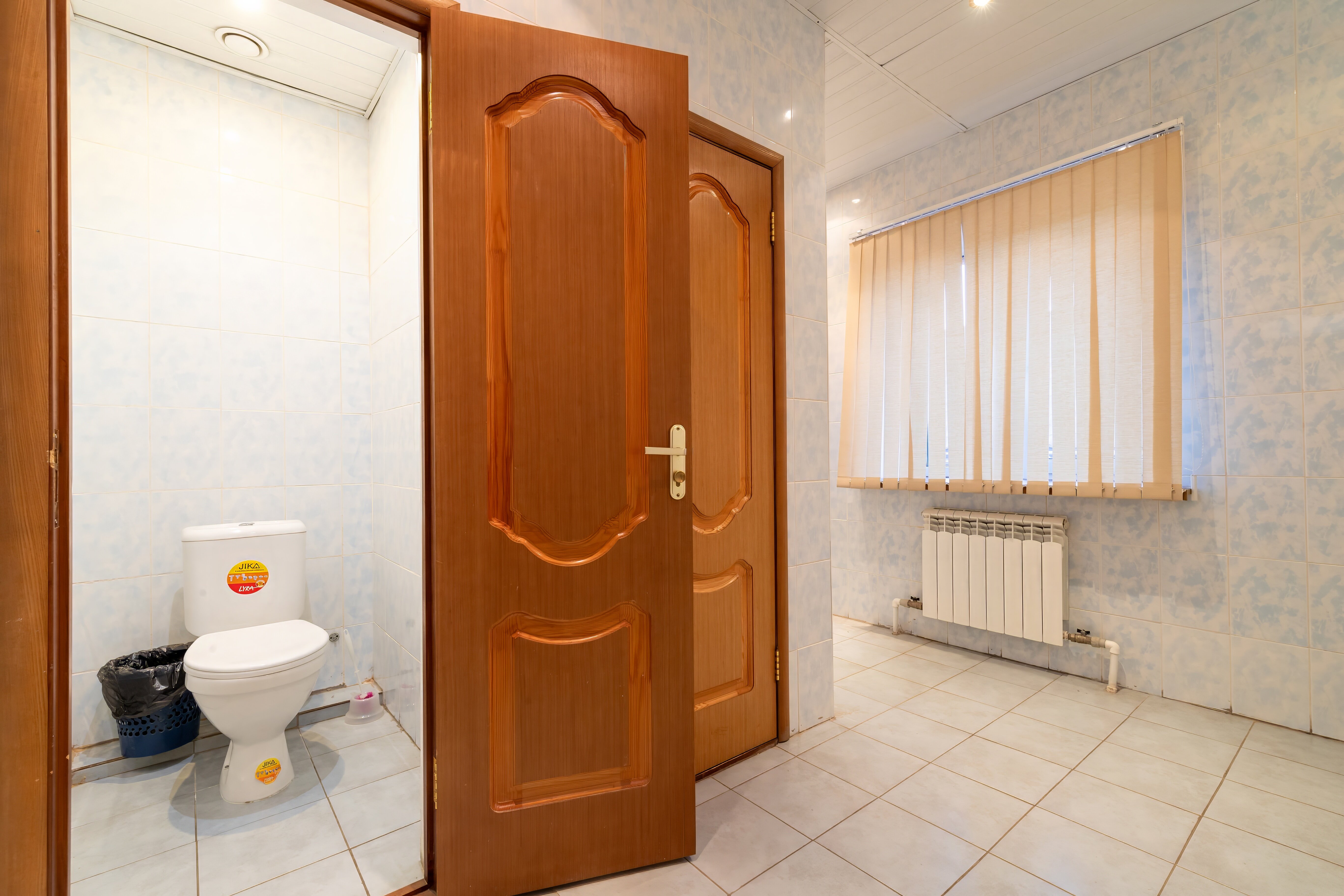 Трехместный номер эконом-класса с общей ванной комнатой