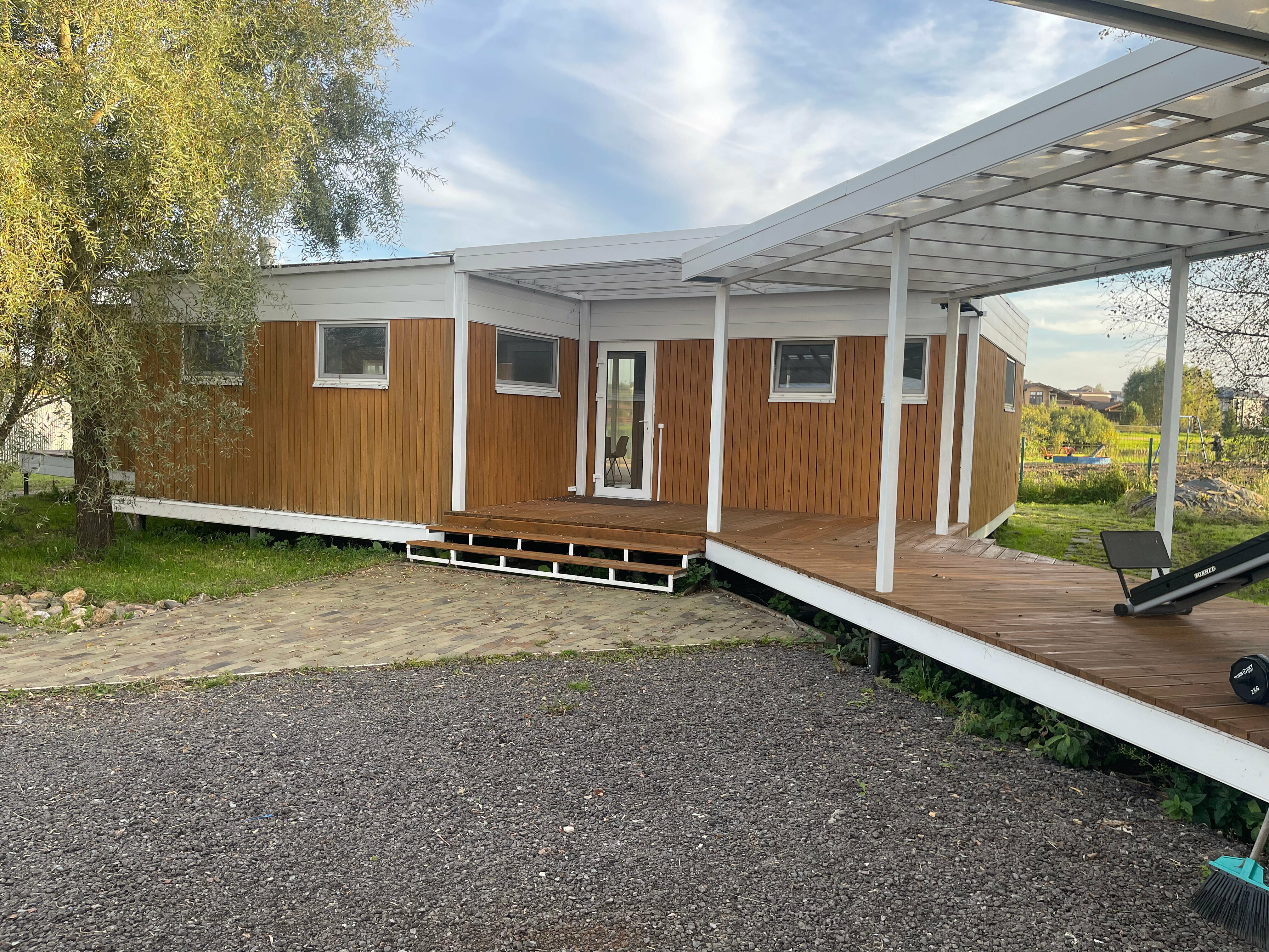 Коттедж на берегу реки.