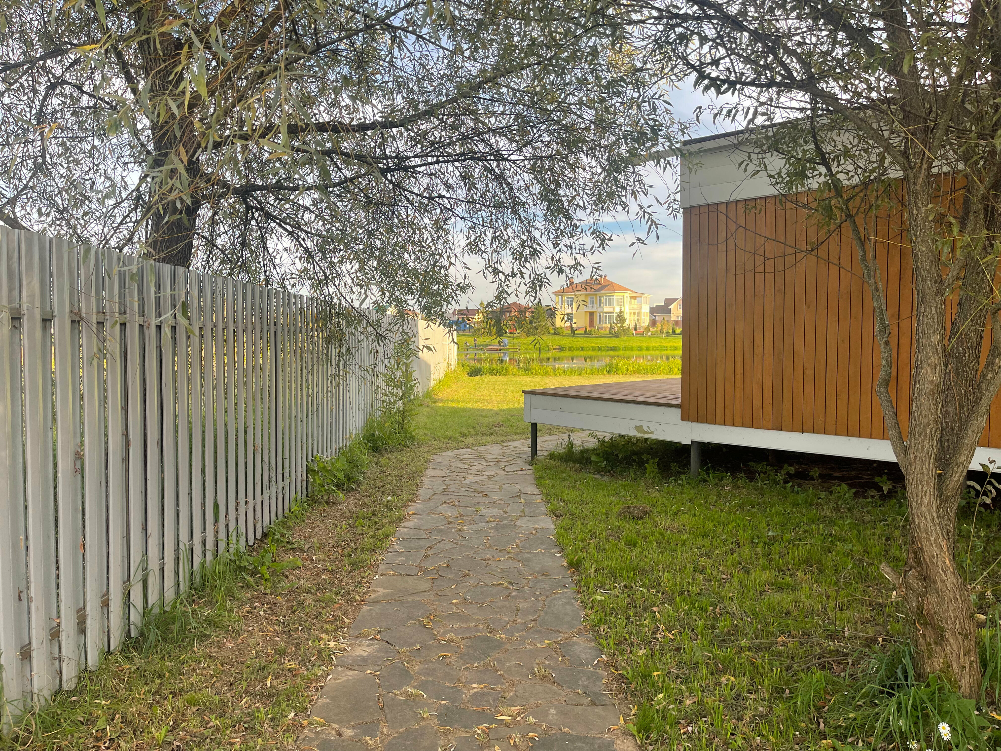 Коттедж на берегу реки.