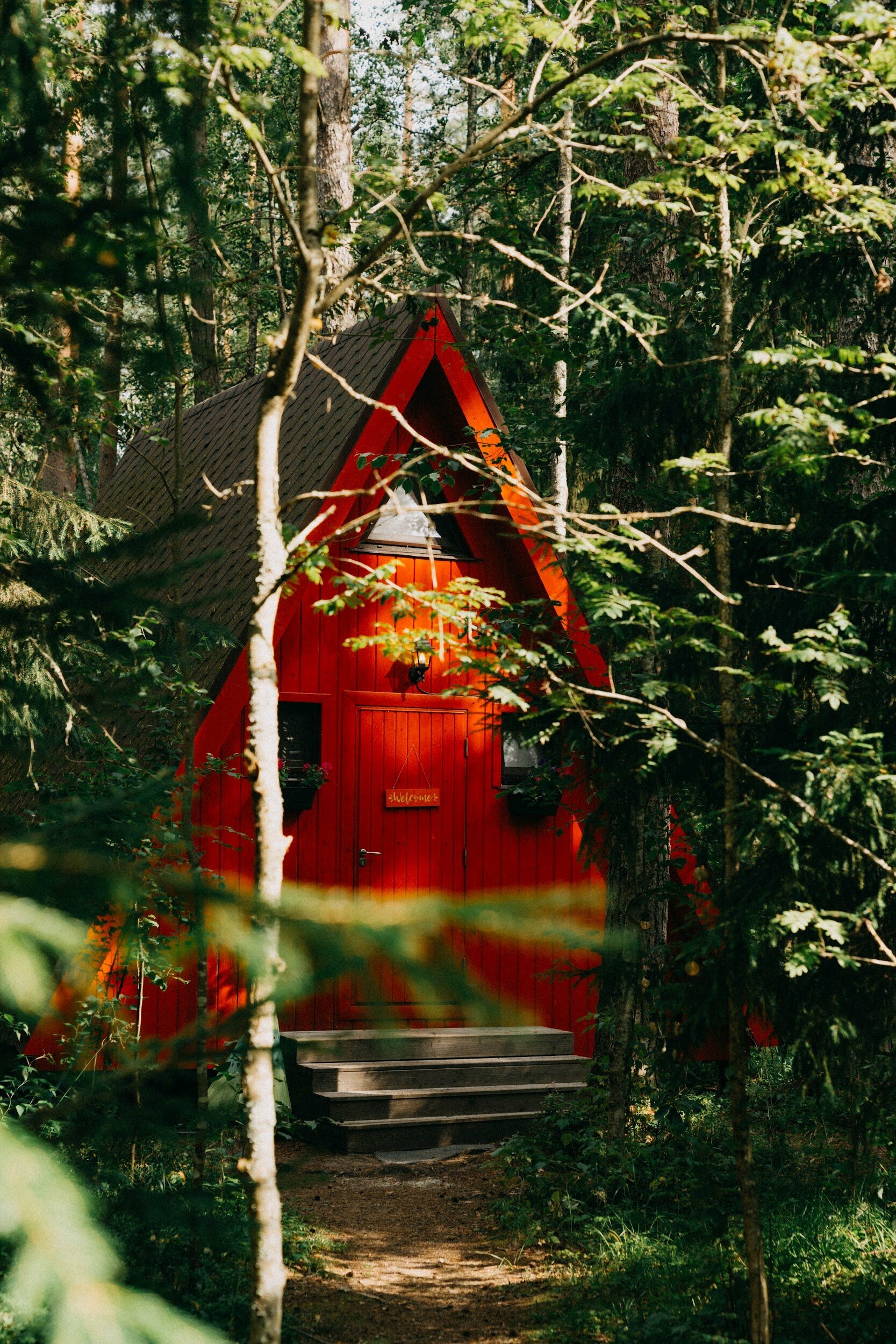 Красный домик с купелью