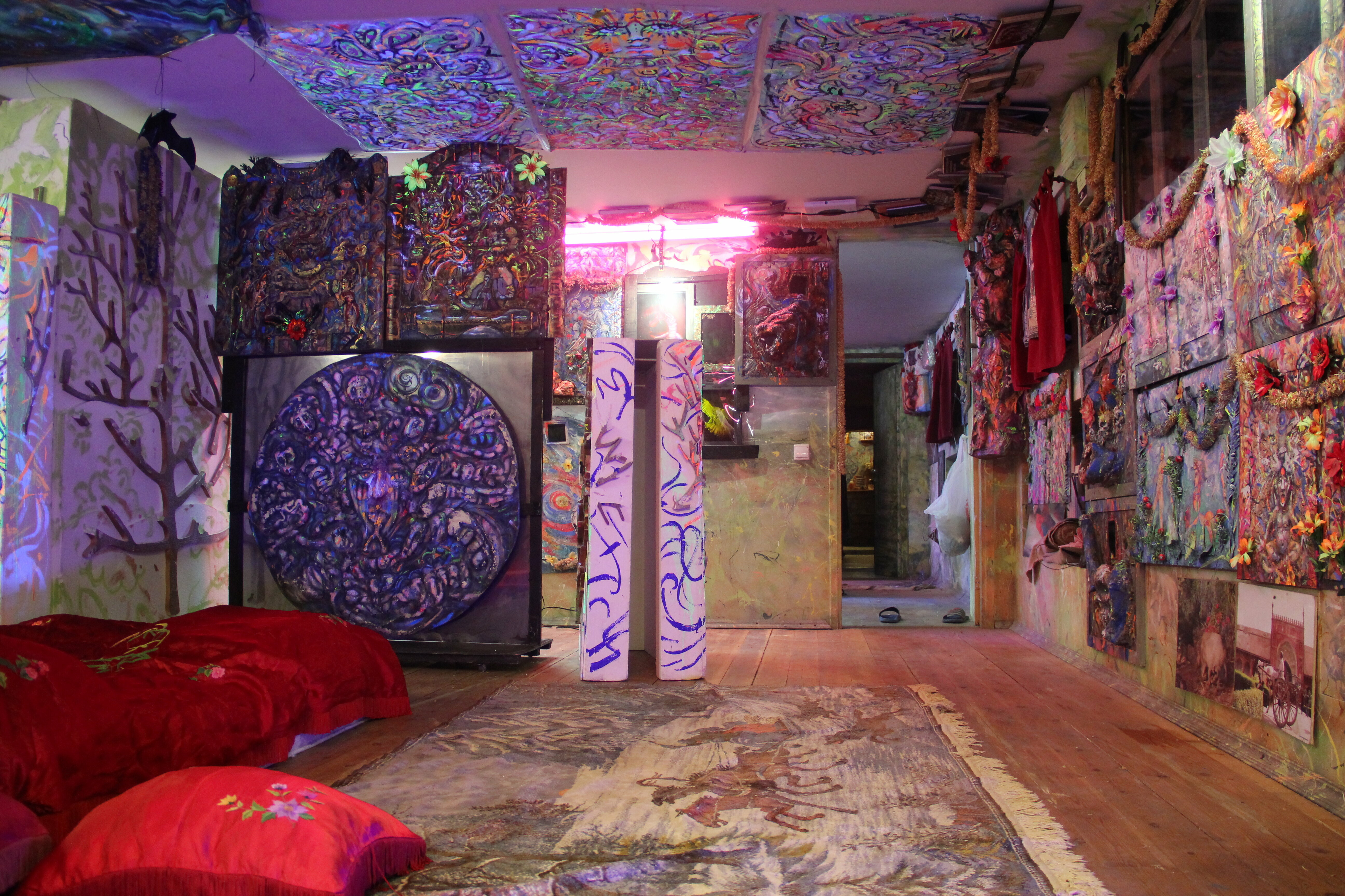 комната в арт подвальчике -голограммы эрмитажа -есть окна