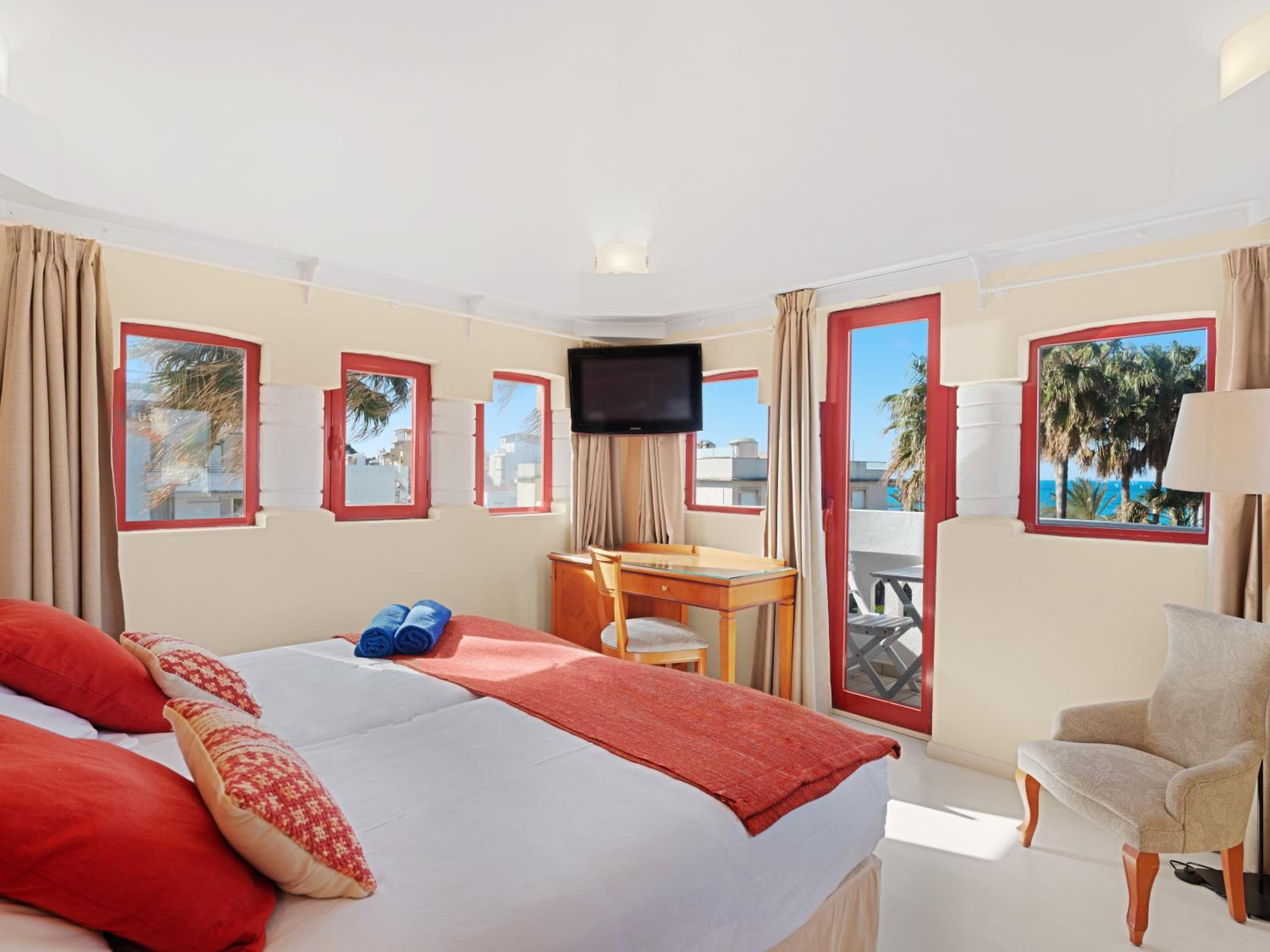 Twin Room with Balcony and Sea View