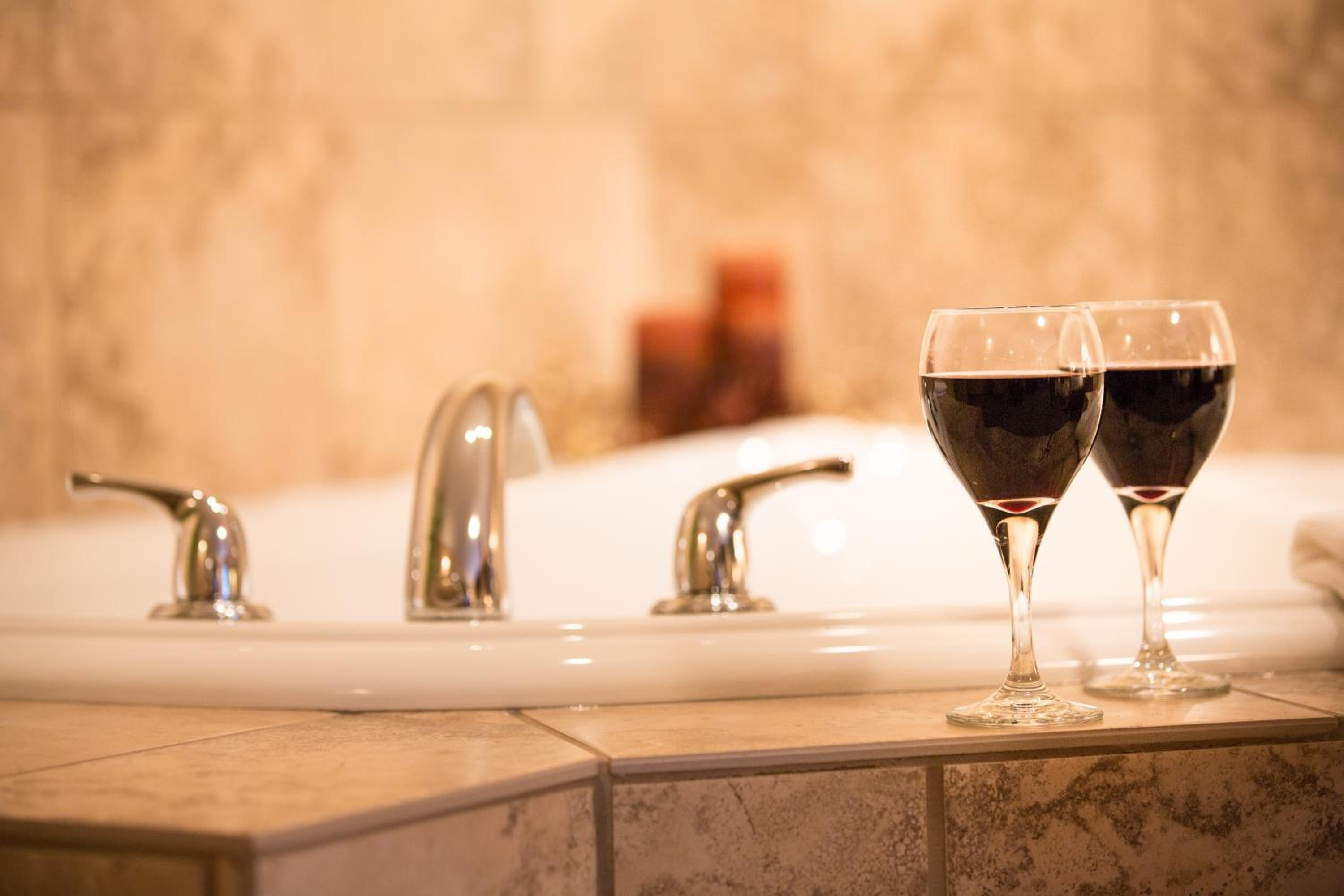 King Room with Jetted Tub and Fireplace - Non-Smoking