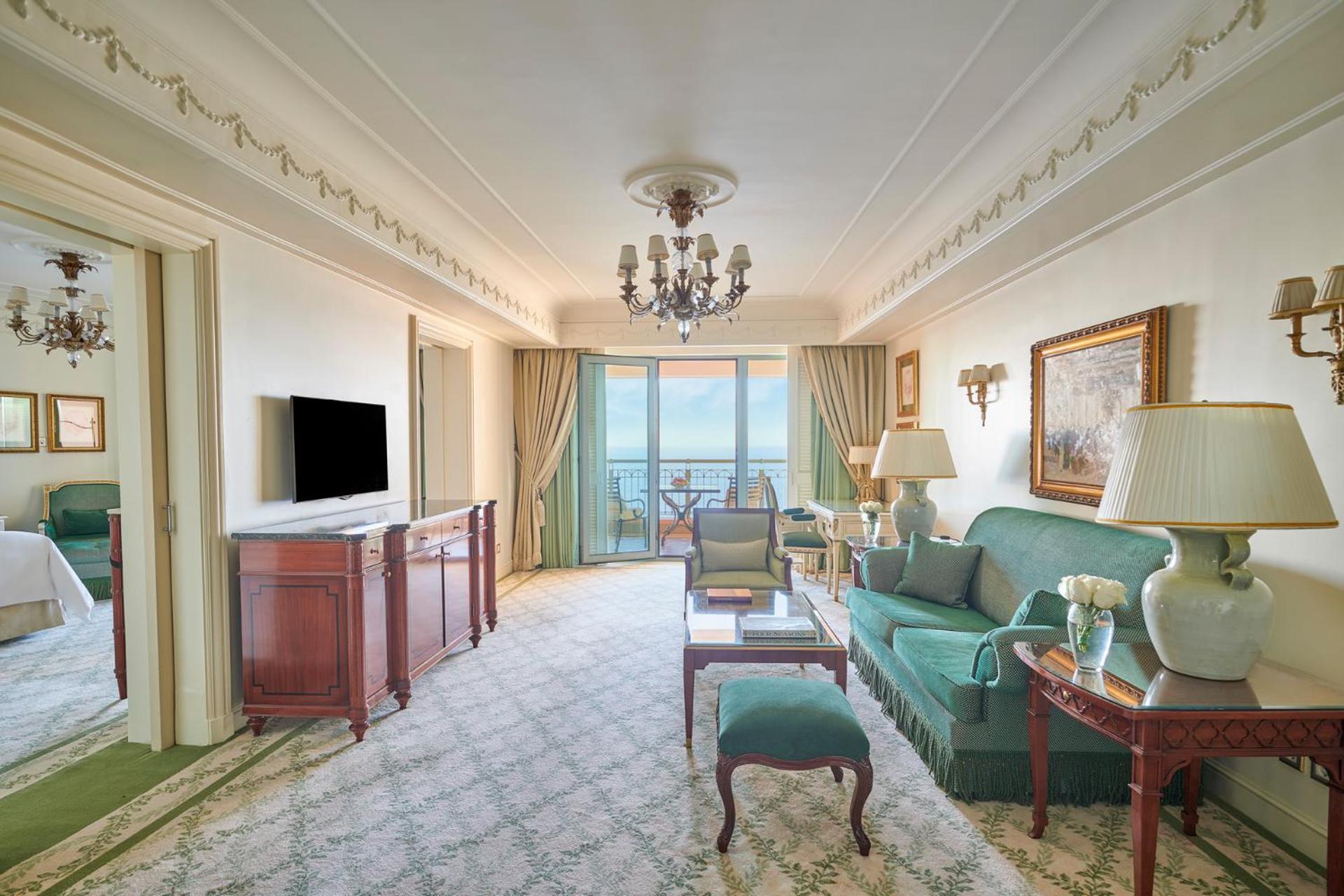 Sea View Suite king bed