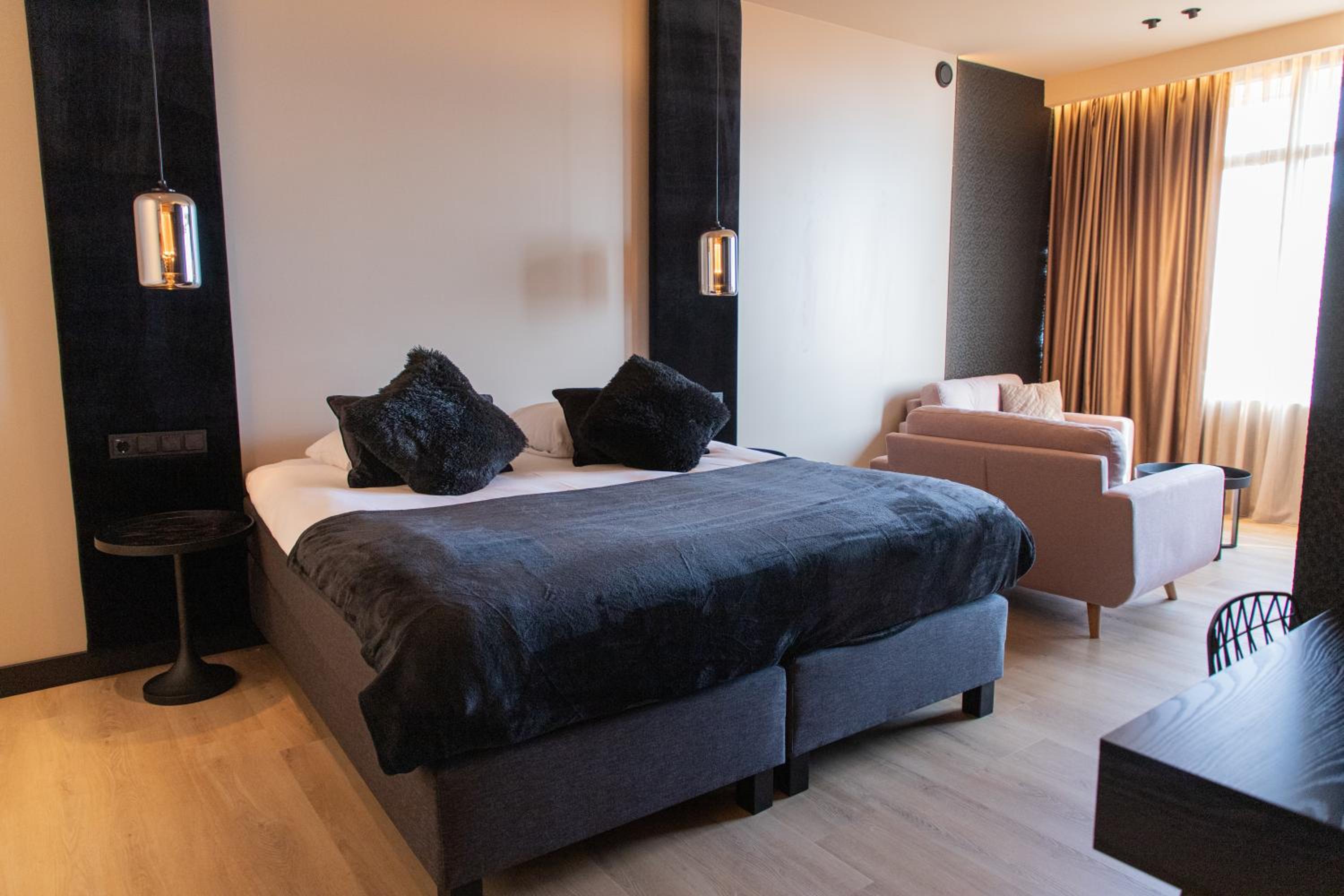 Comfort Room With Bathtub