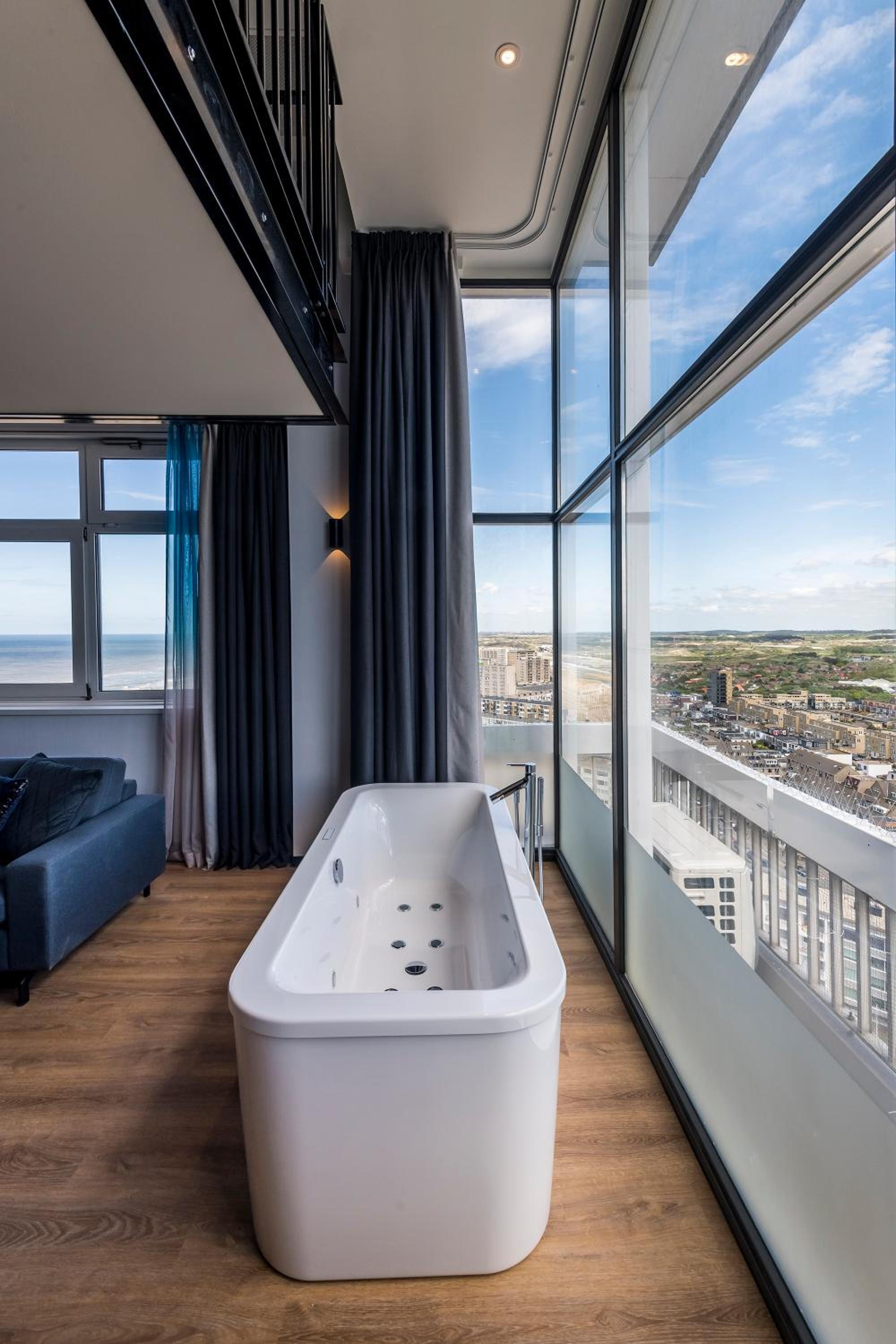 Loft 18K4 bathtub and sloping sea and country views