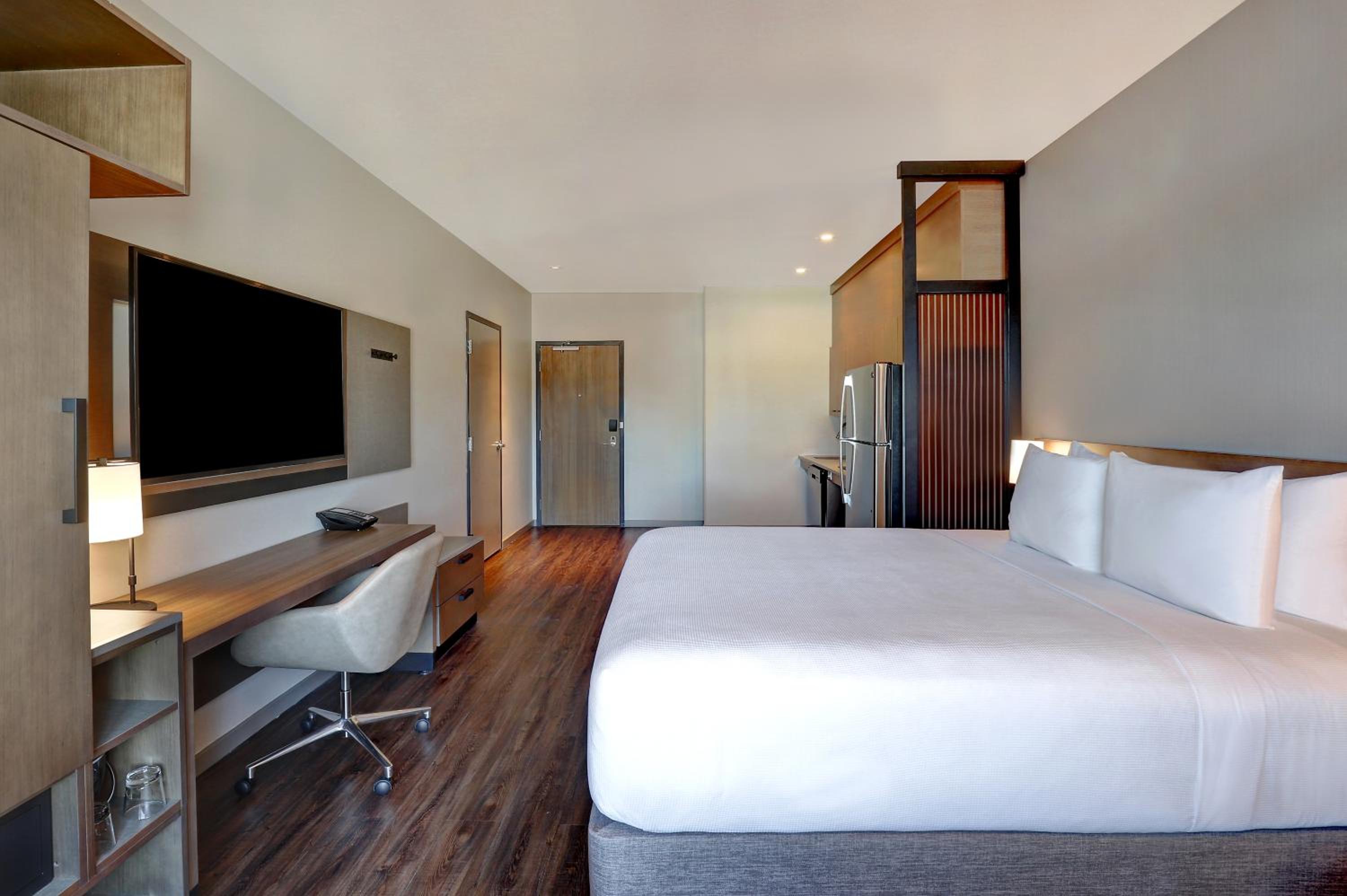 Specialty King Disability Room with Kitchenette