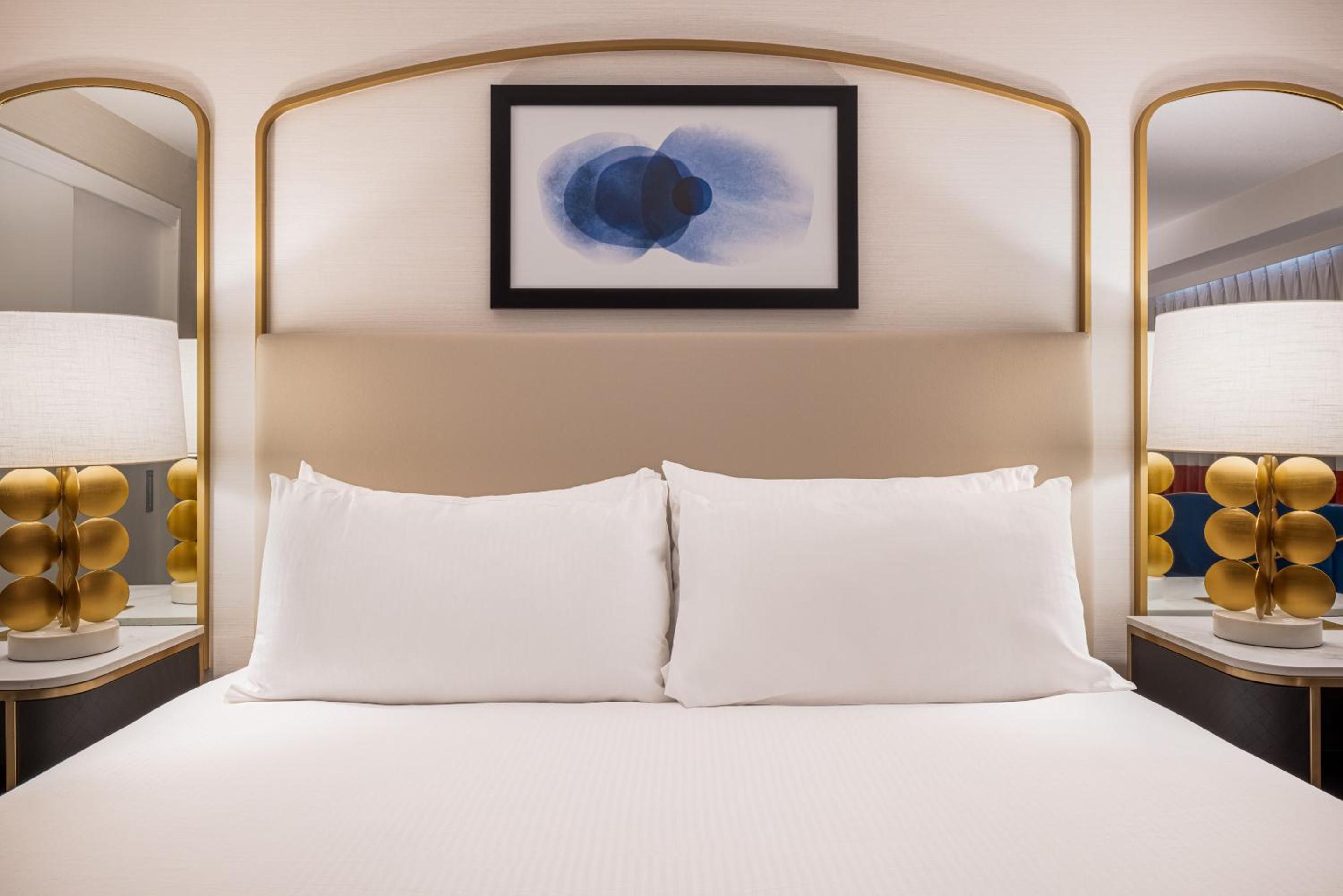 Versailles Room, 1 King, Pool View