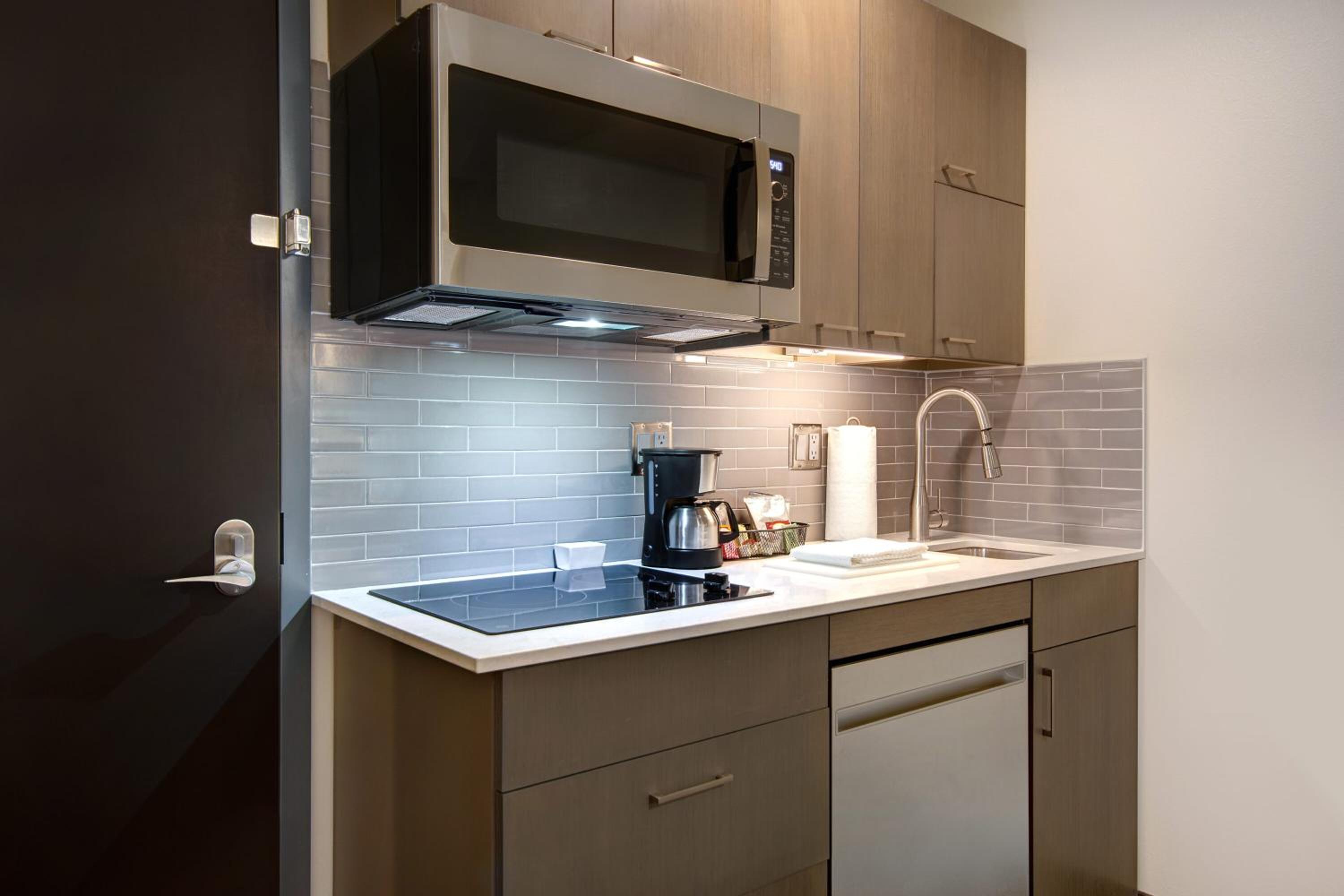 King Studio Suite with Kitchen and Roll-In Shower - Disability Access