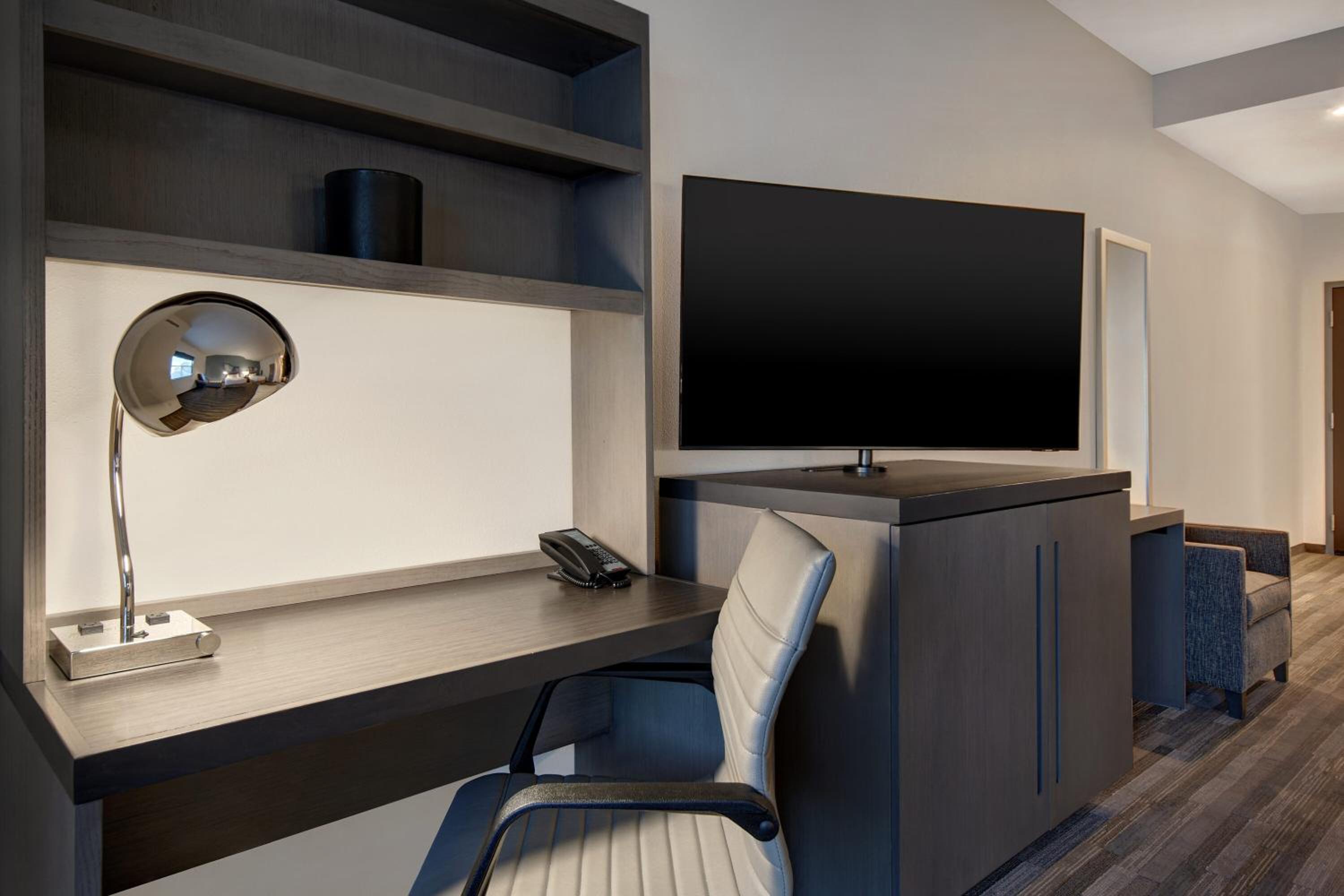 Den Guestroom with Two Queen Beds