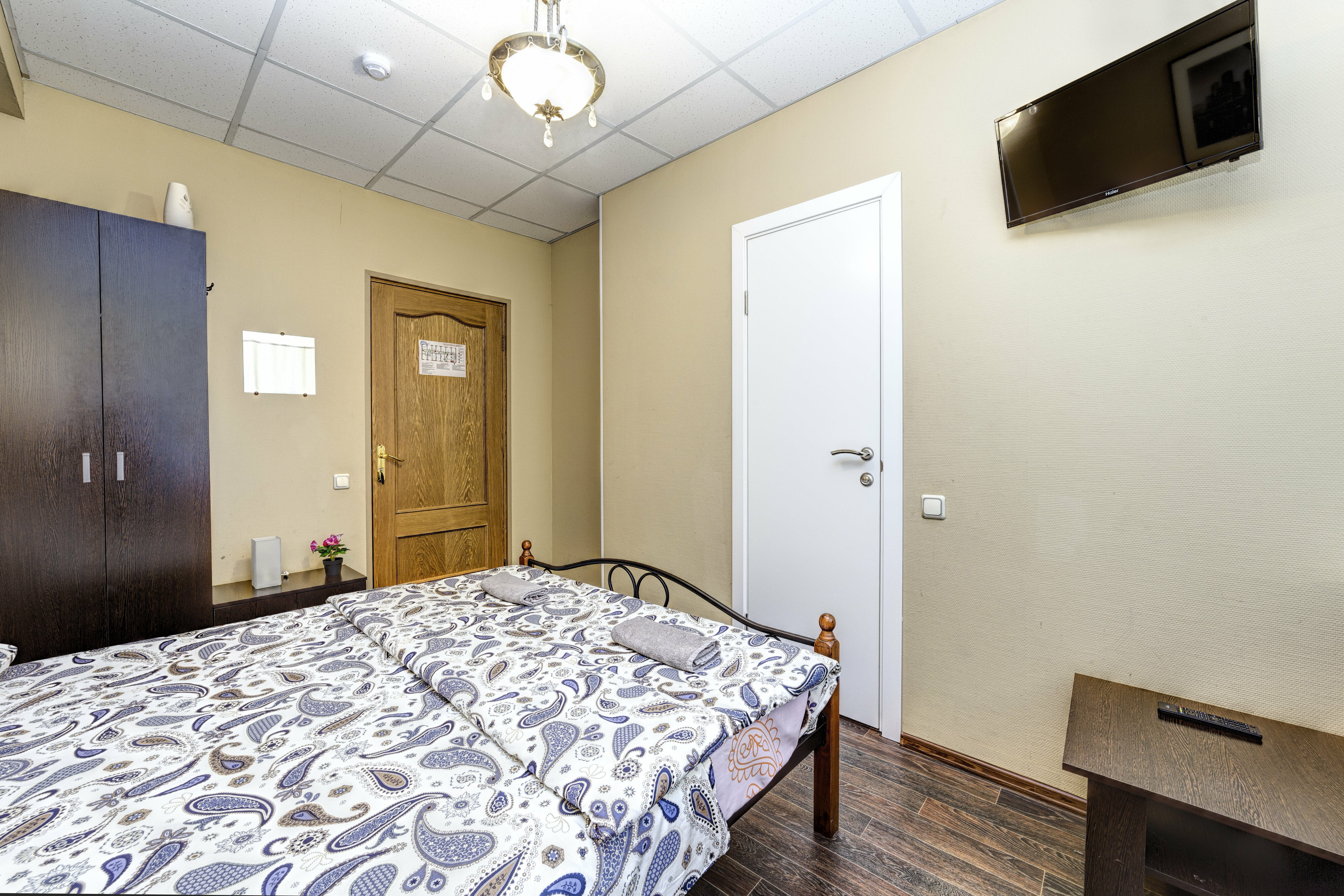 Двухместный номер с двуспальной кроватью и дополнительной кроватью