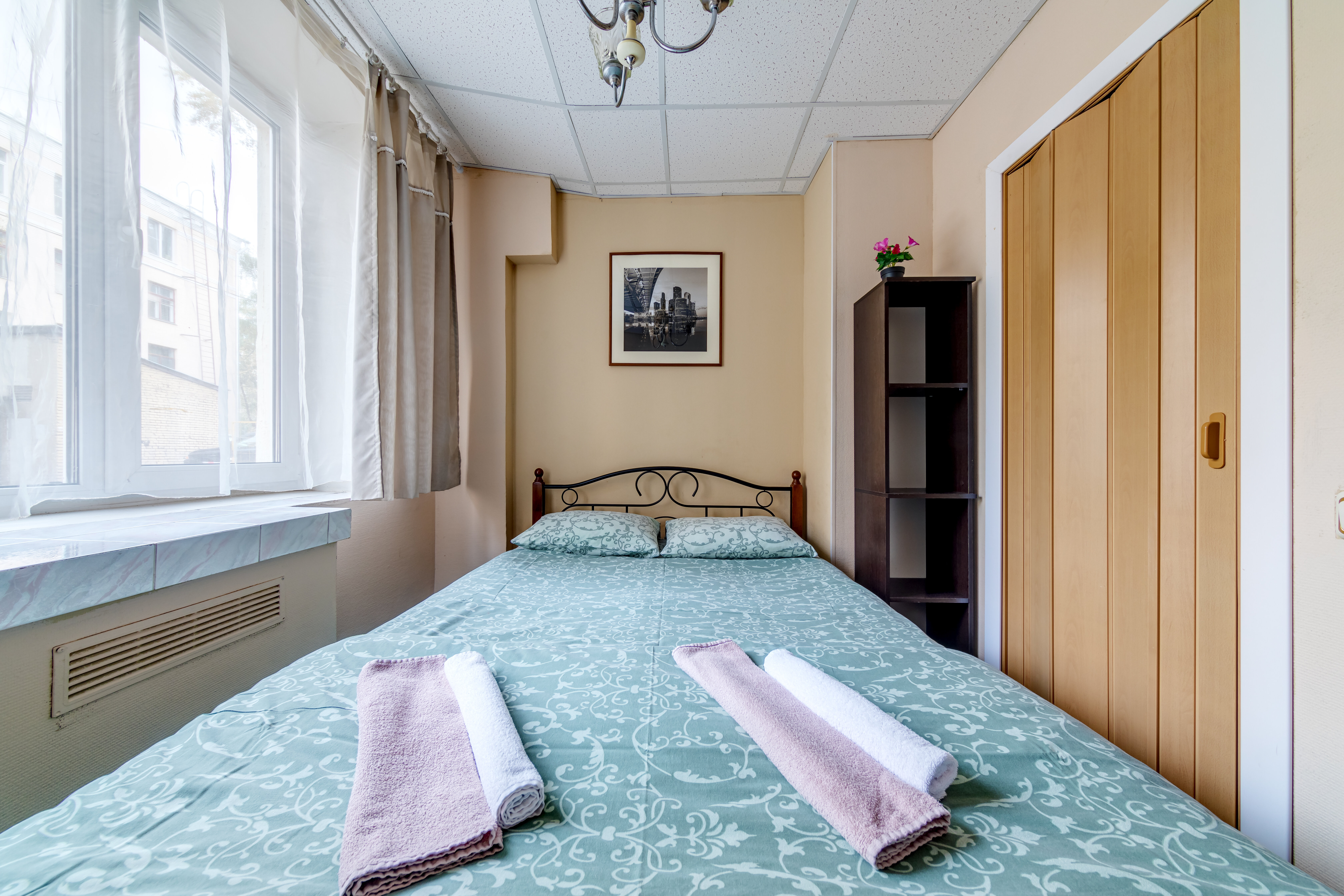 Двухместный номер с туалетом и раковиной в комнате