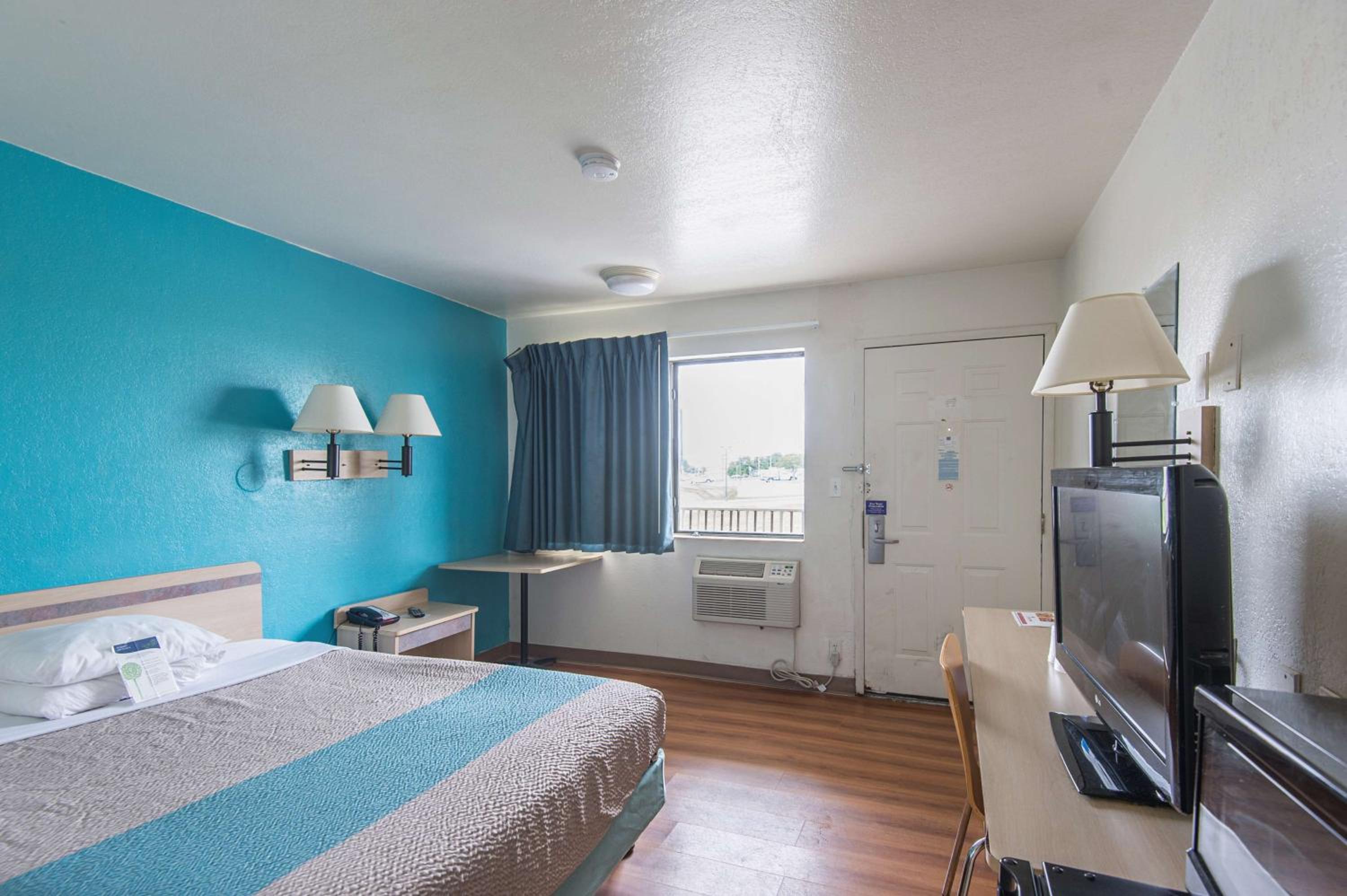 Queen Room - Disability Access - Non-Smoking