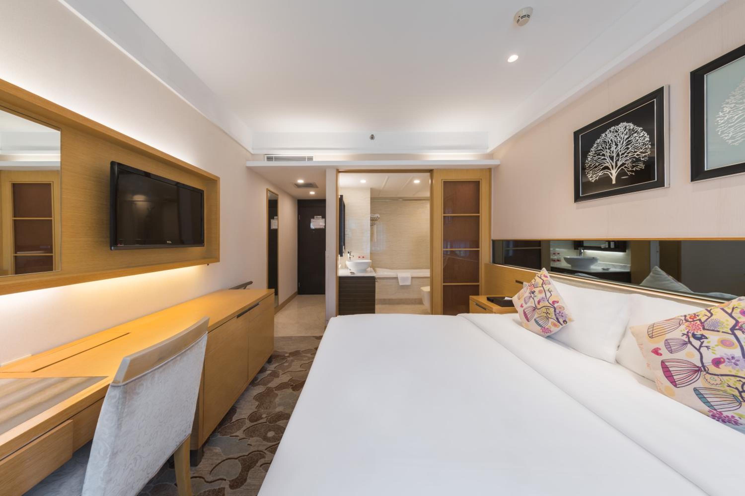 Business Queen Room