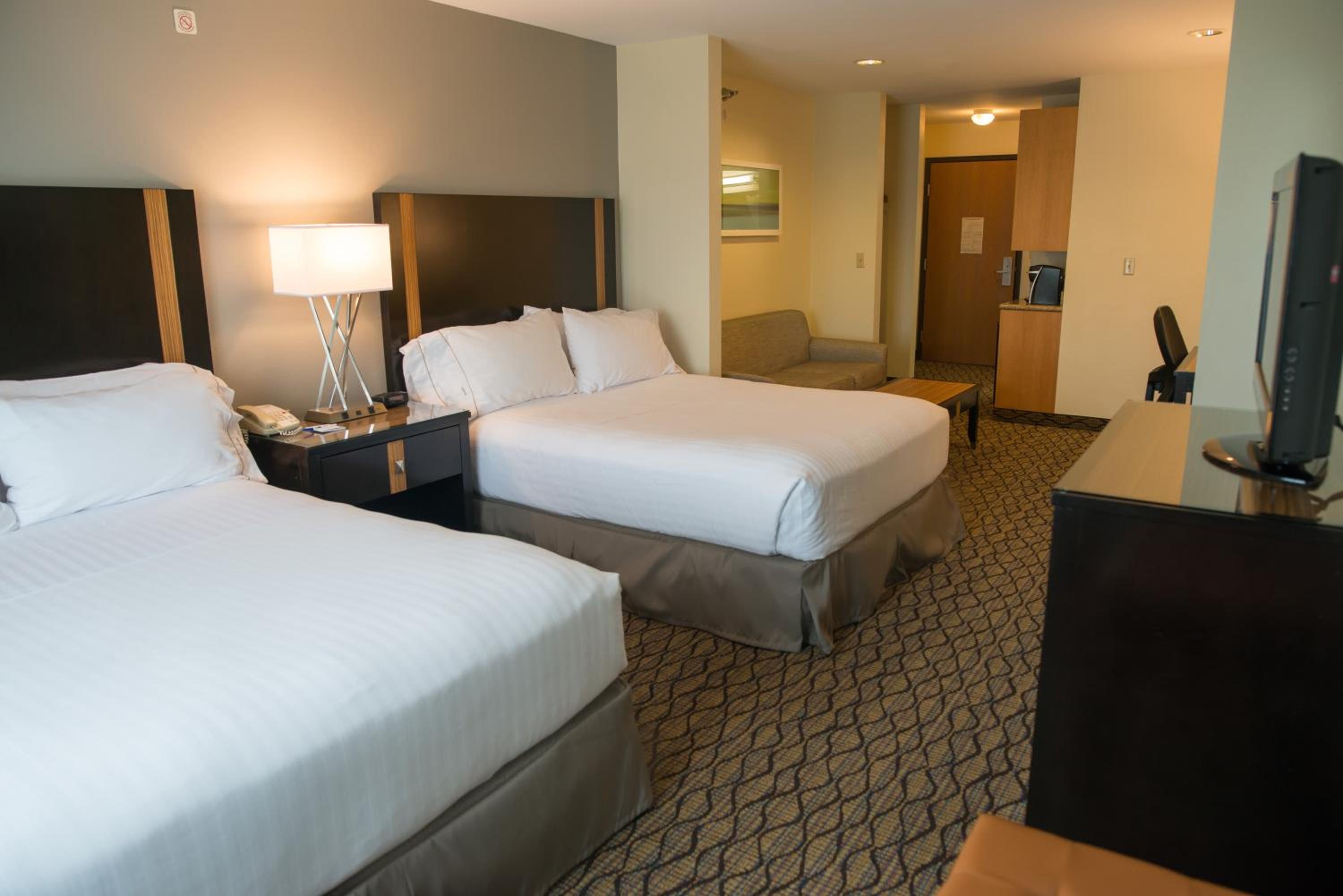One-Bedroom Queen Suite with Two Queen Beds