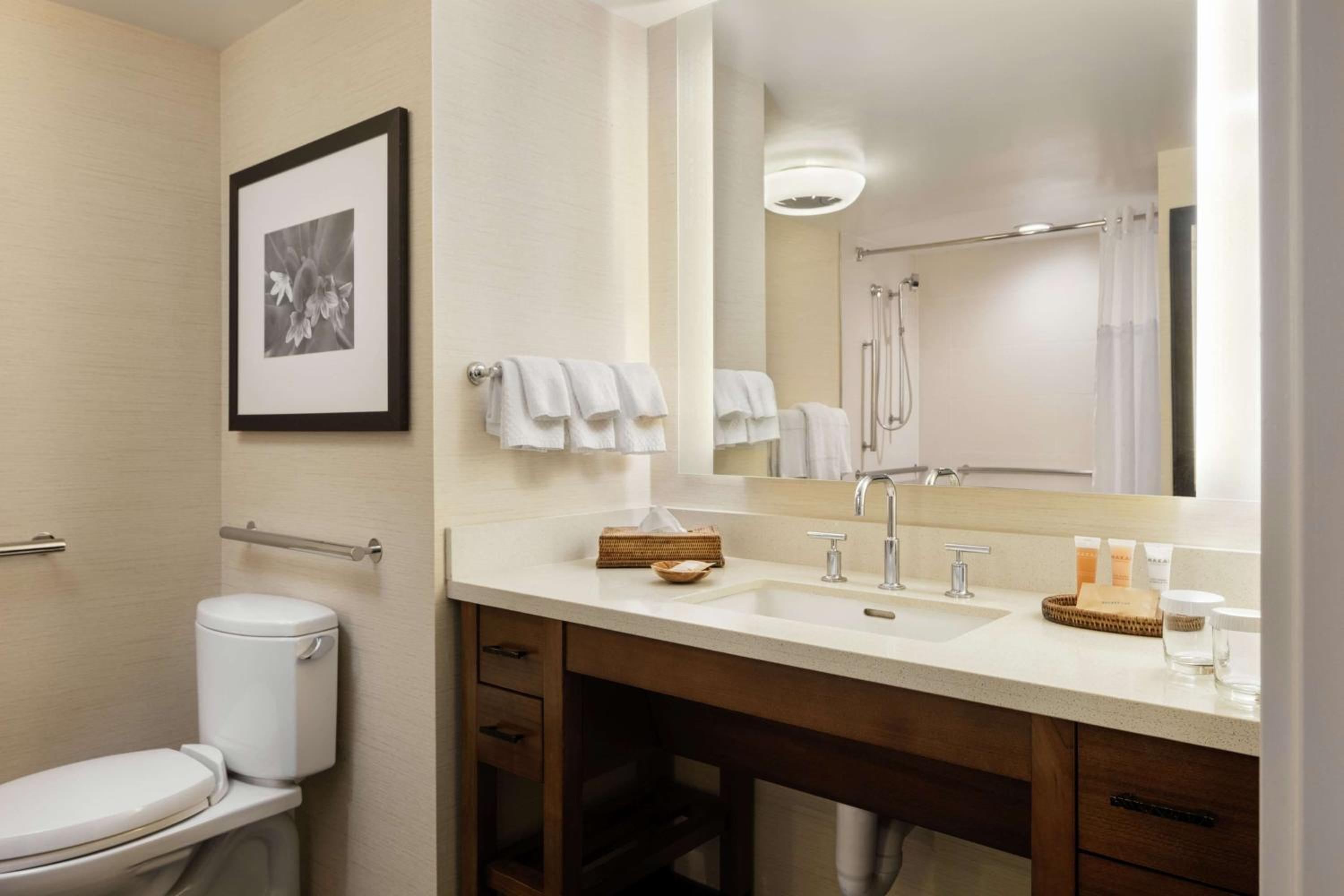 Makai Lanai Room Two Queen Beds With Ocean View - Roll In Shower