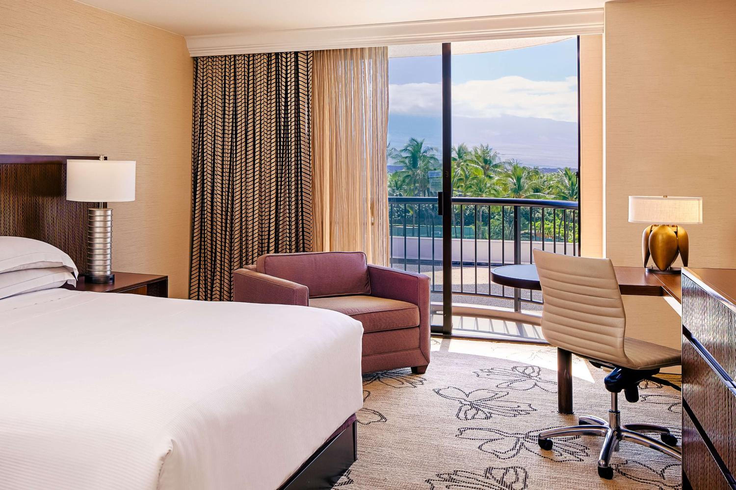 Makai Room One King Bed With Resort View - Hearing Accessible