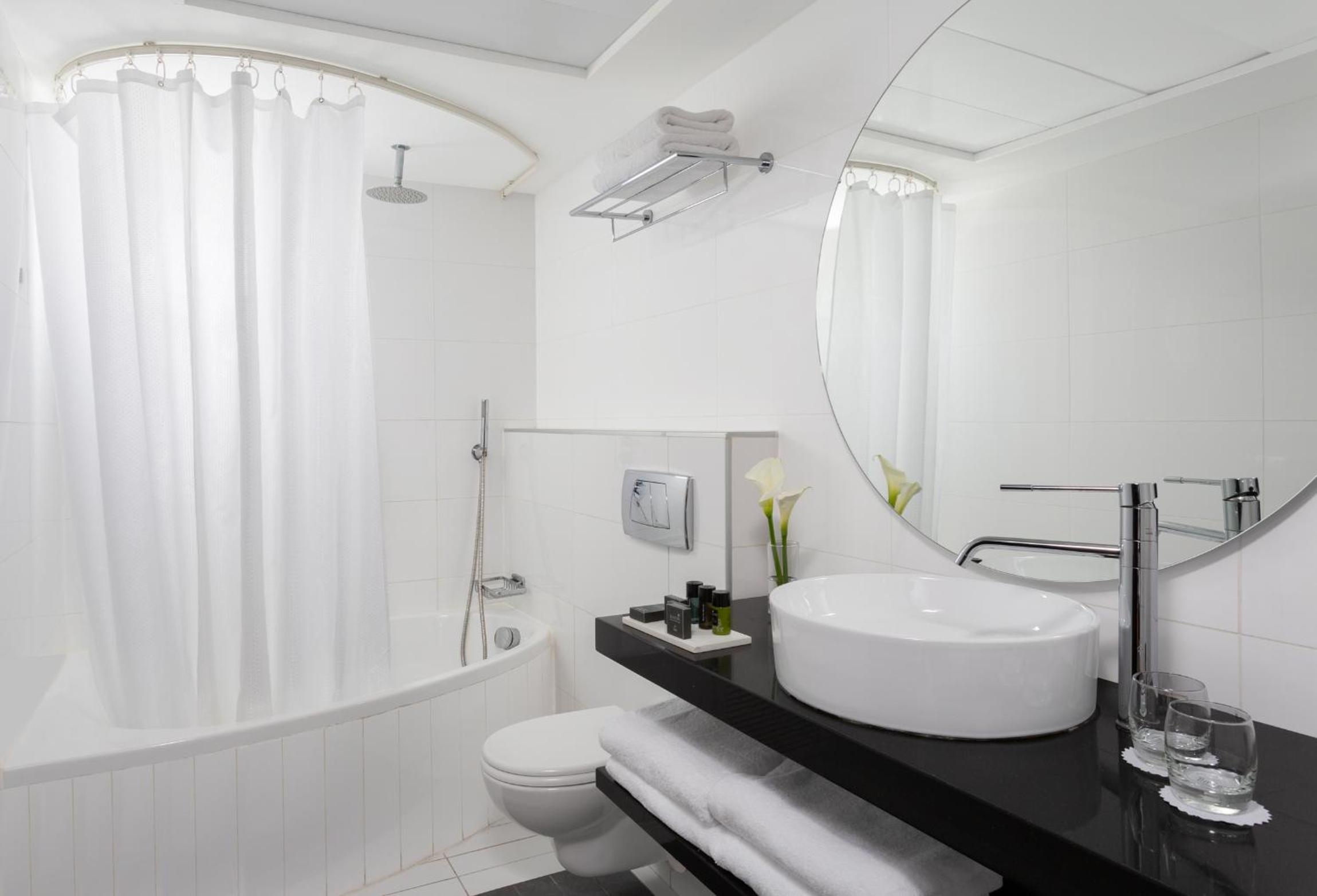 Deluxe Double Room with Side Sea View