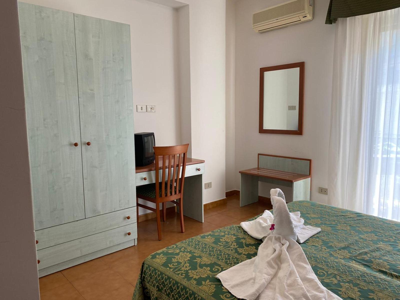 Double or Twin Room with Lateral Sea View