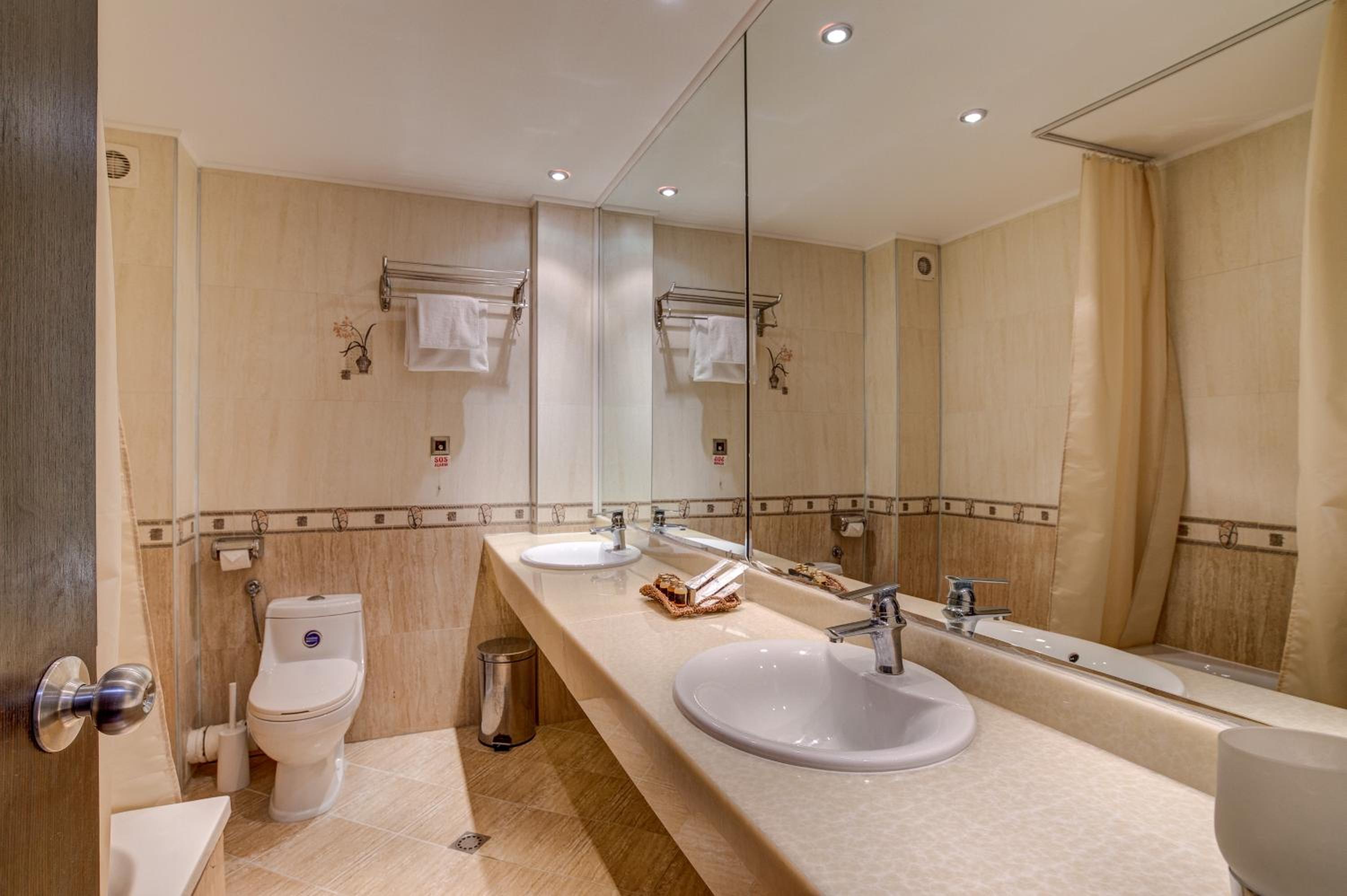 Deluxe Double or Twin Room (1 Adult + 1 Child)