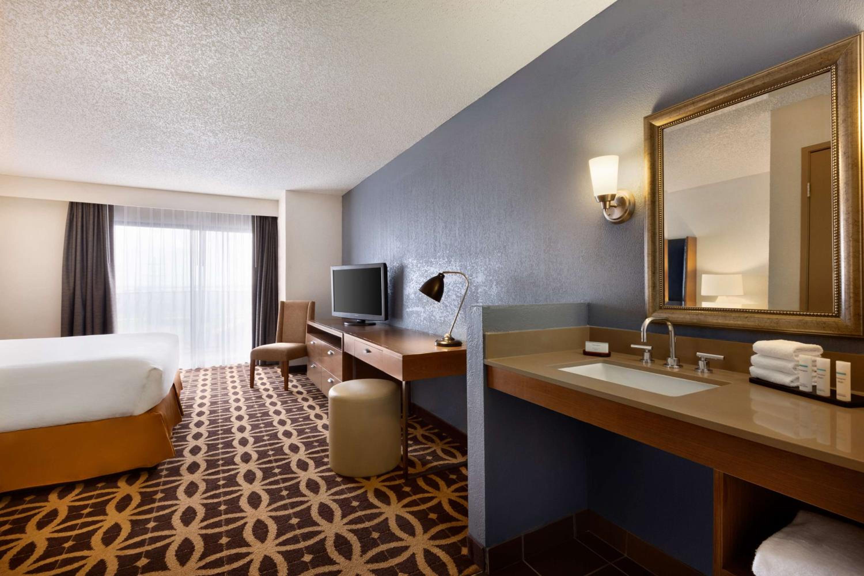 King Suite with Bath Tub - Mobility Access