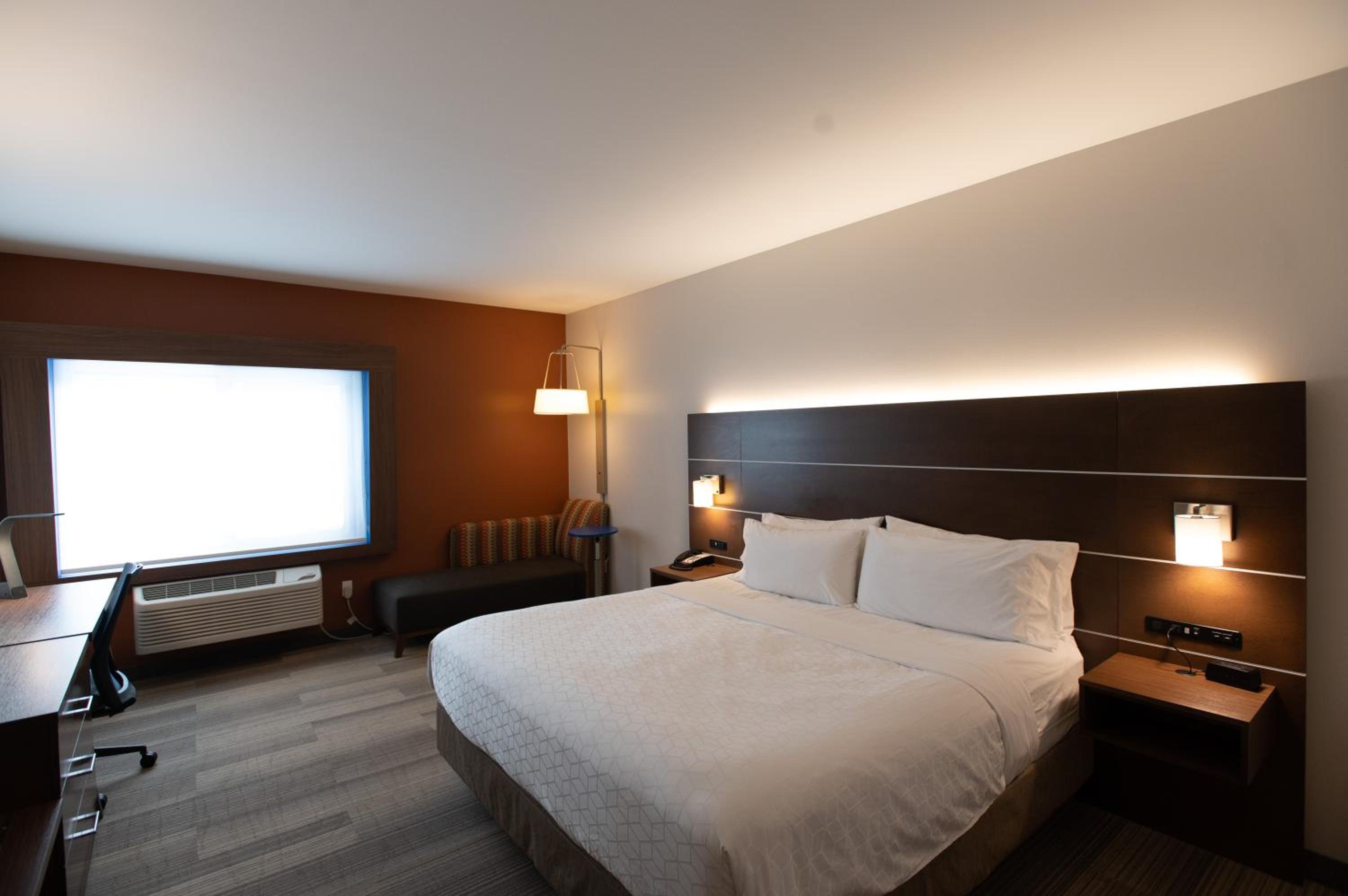 Standard King Room with Roll-in Shower - Mobility Accessible