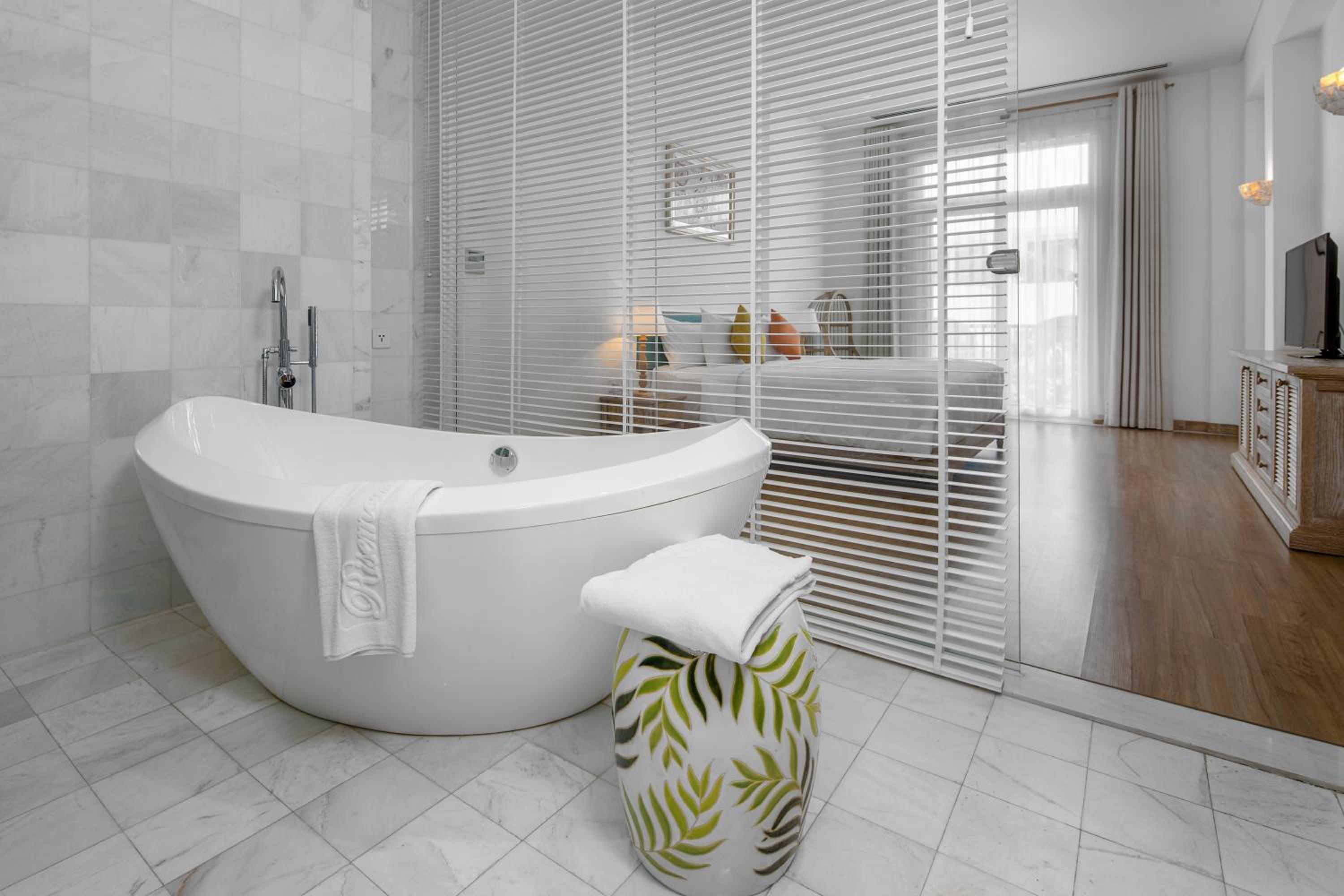 Santorin Suite with Balcony - Pool/City View