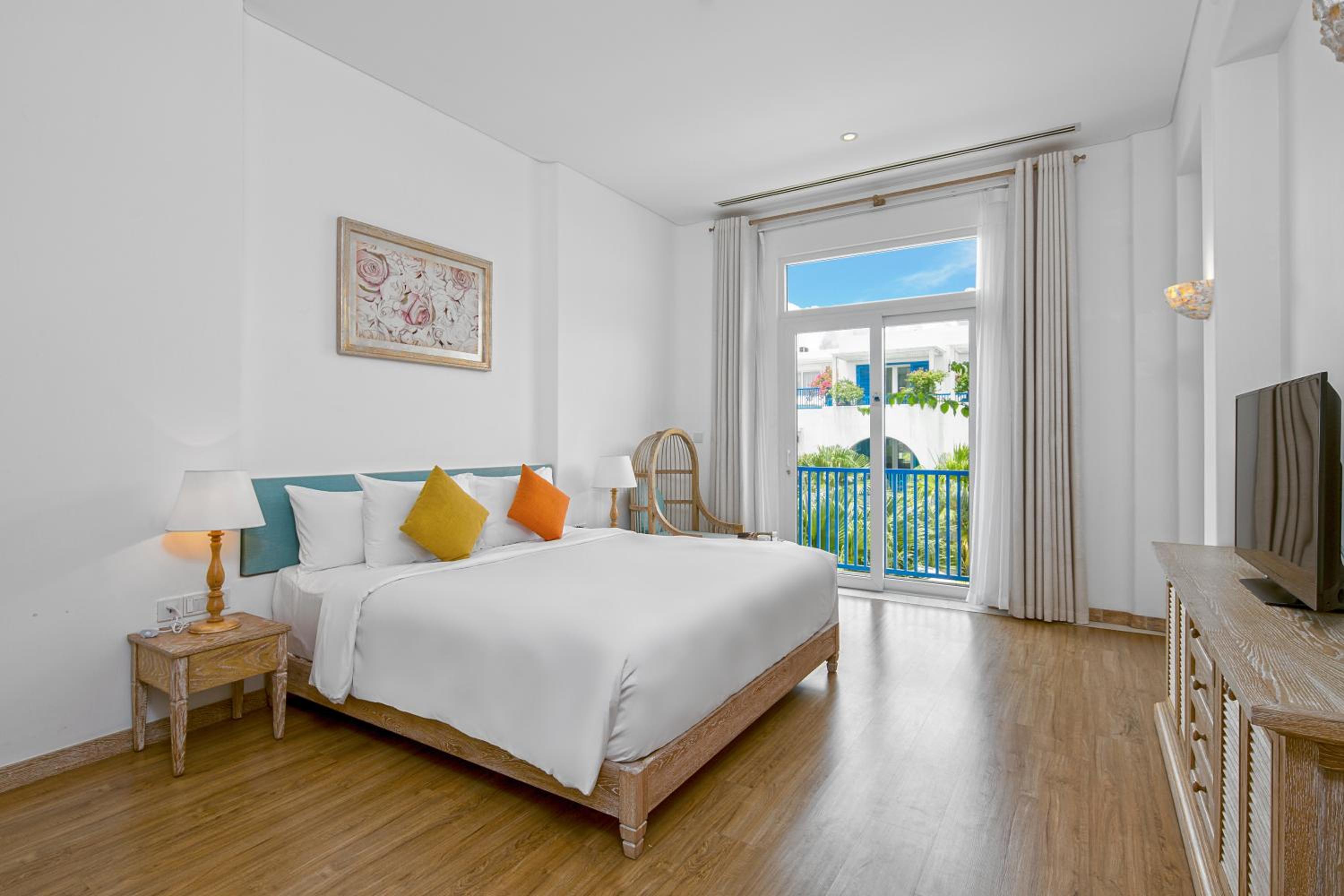 Santorin Suite with Balcony - Pool/City View