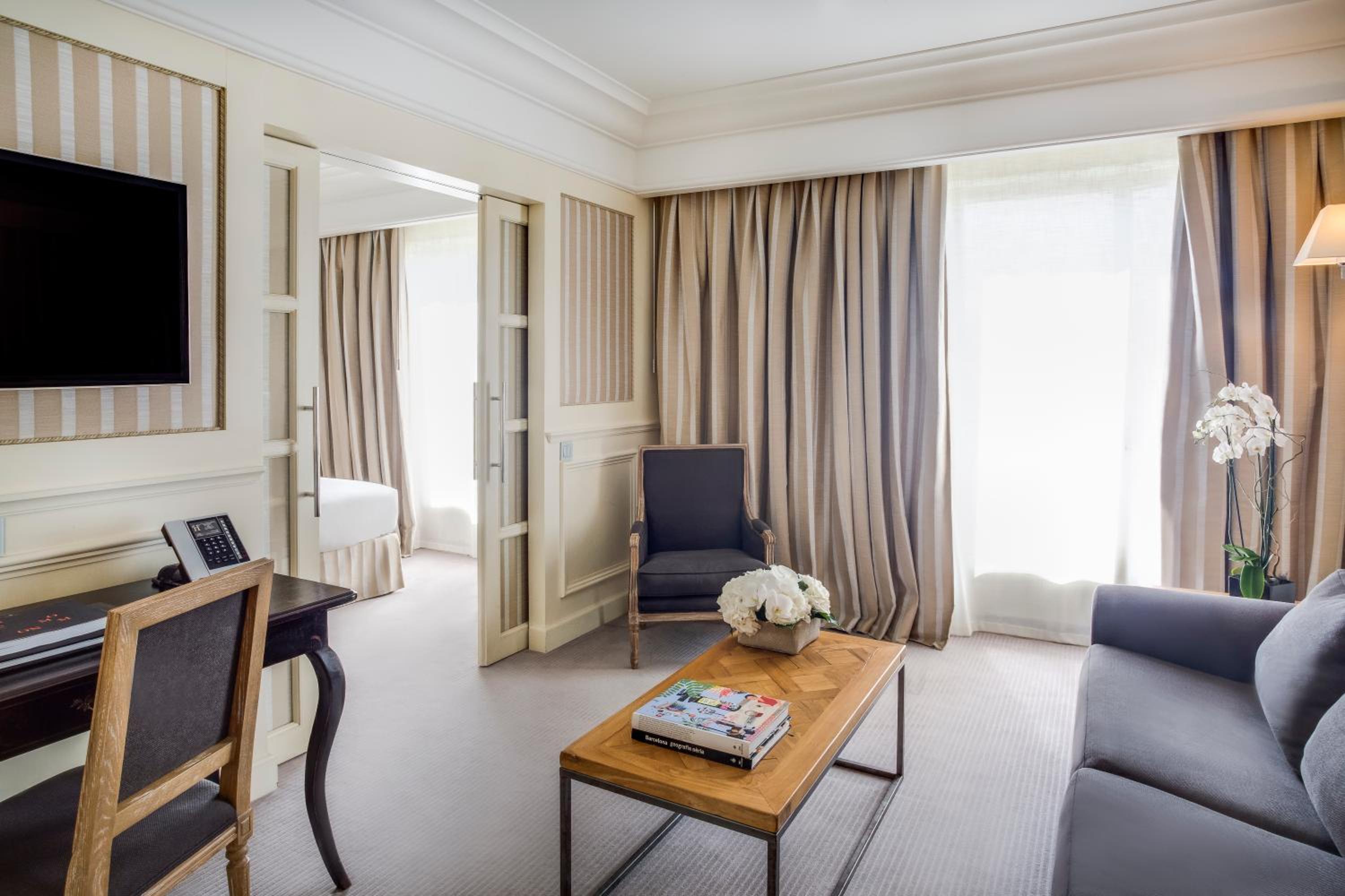 Junior Suite with Landmark View