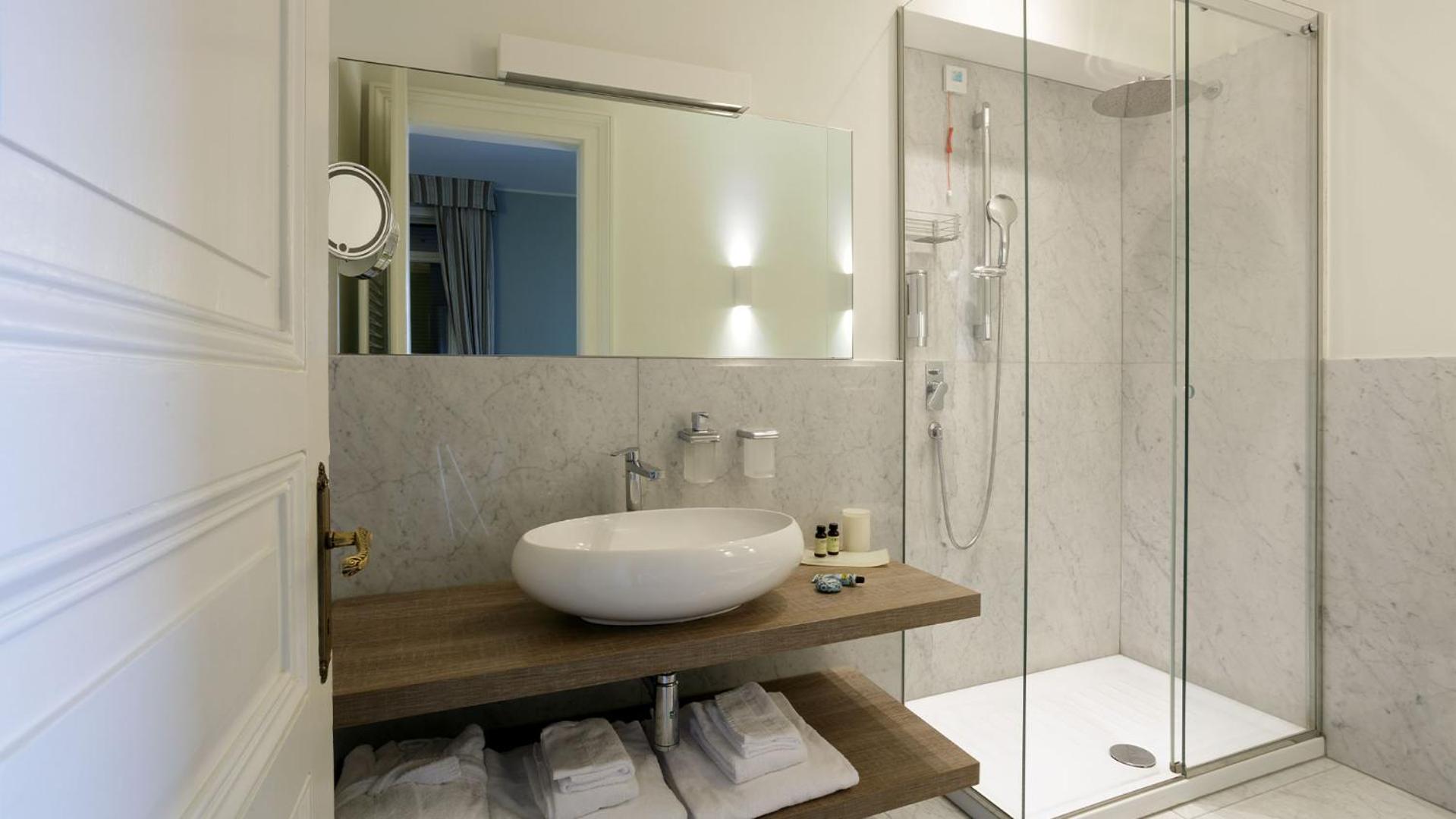 Suite with Lake View