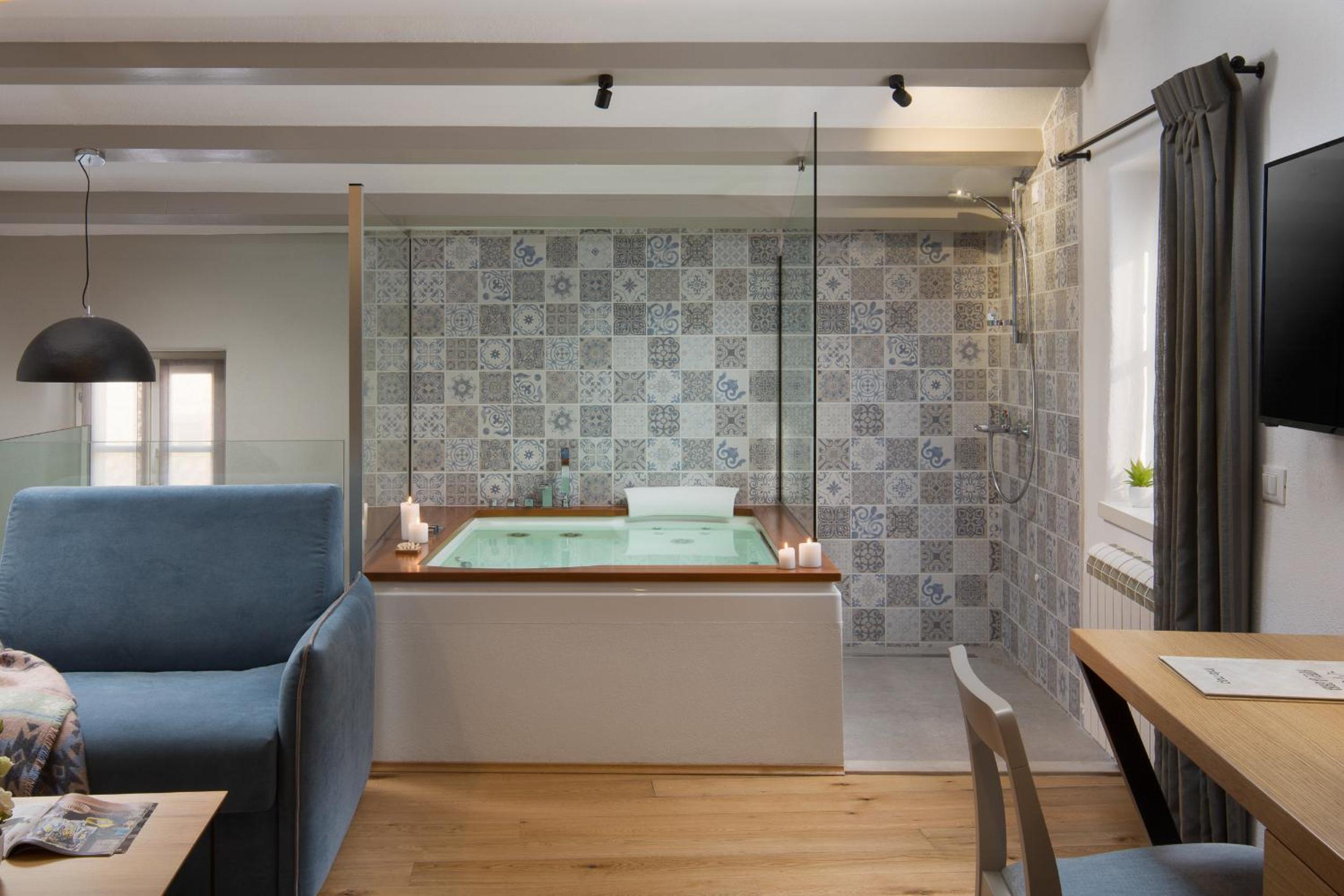 Suite with Spa Bath