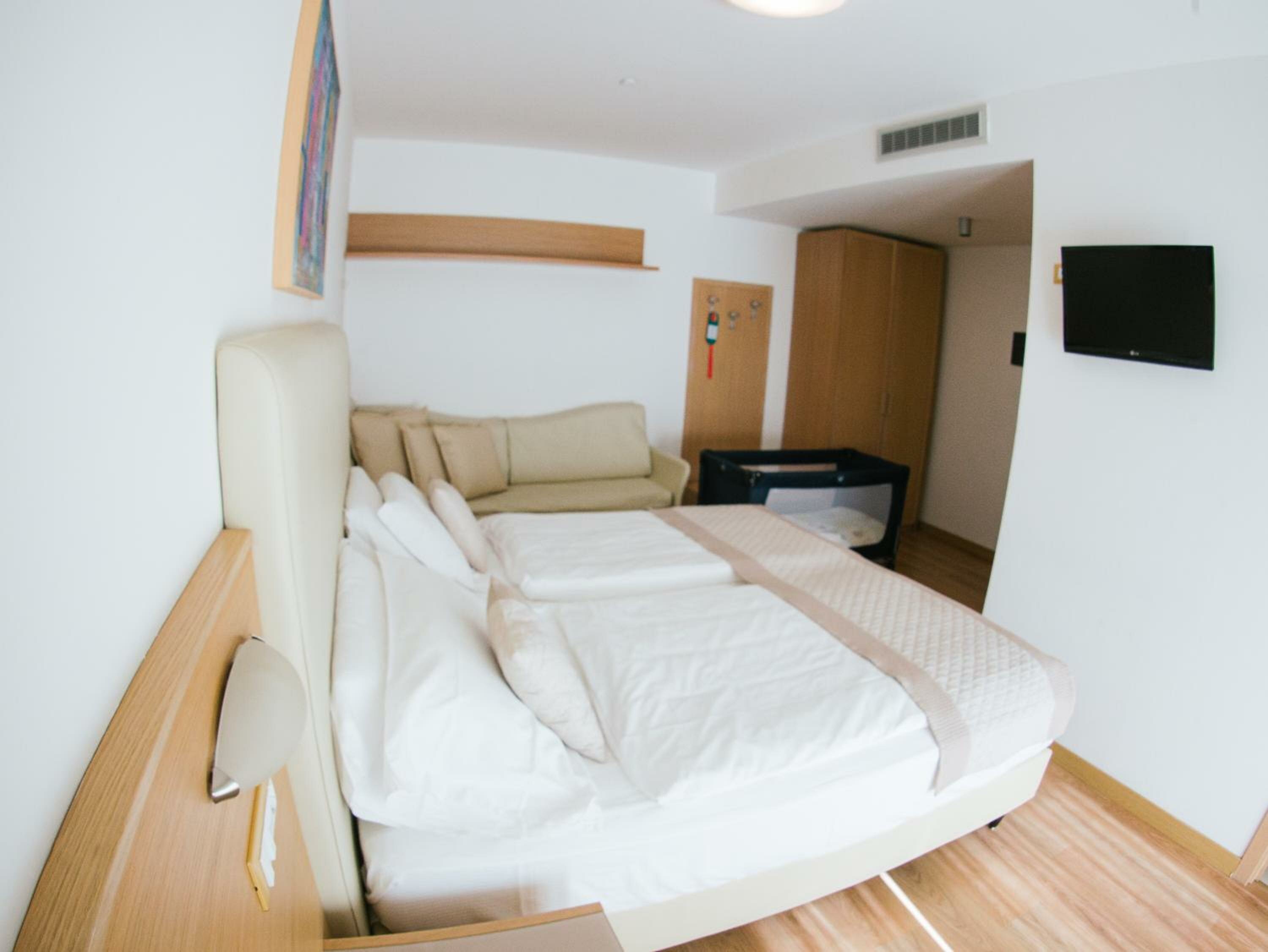 Deluxe Double Room with Side Sea View