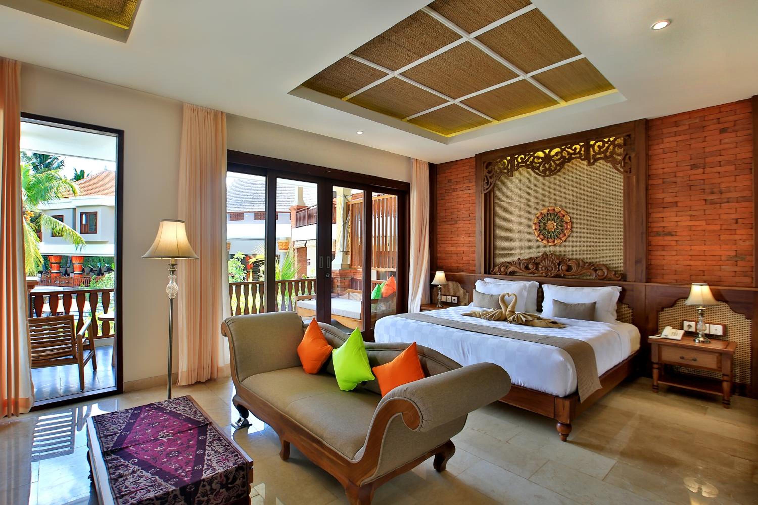 Junior Suite Pool View Room with Free Daily Afternoon Tea