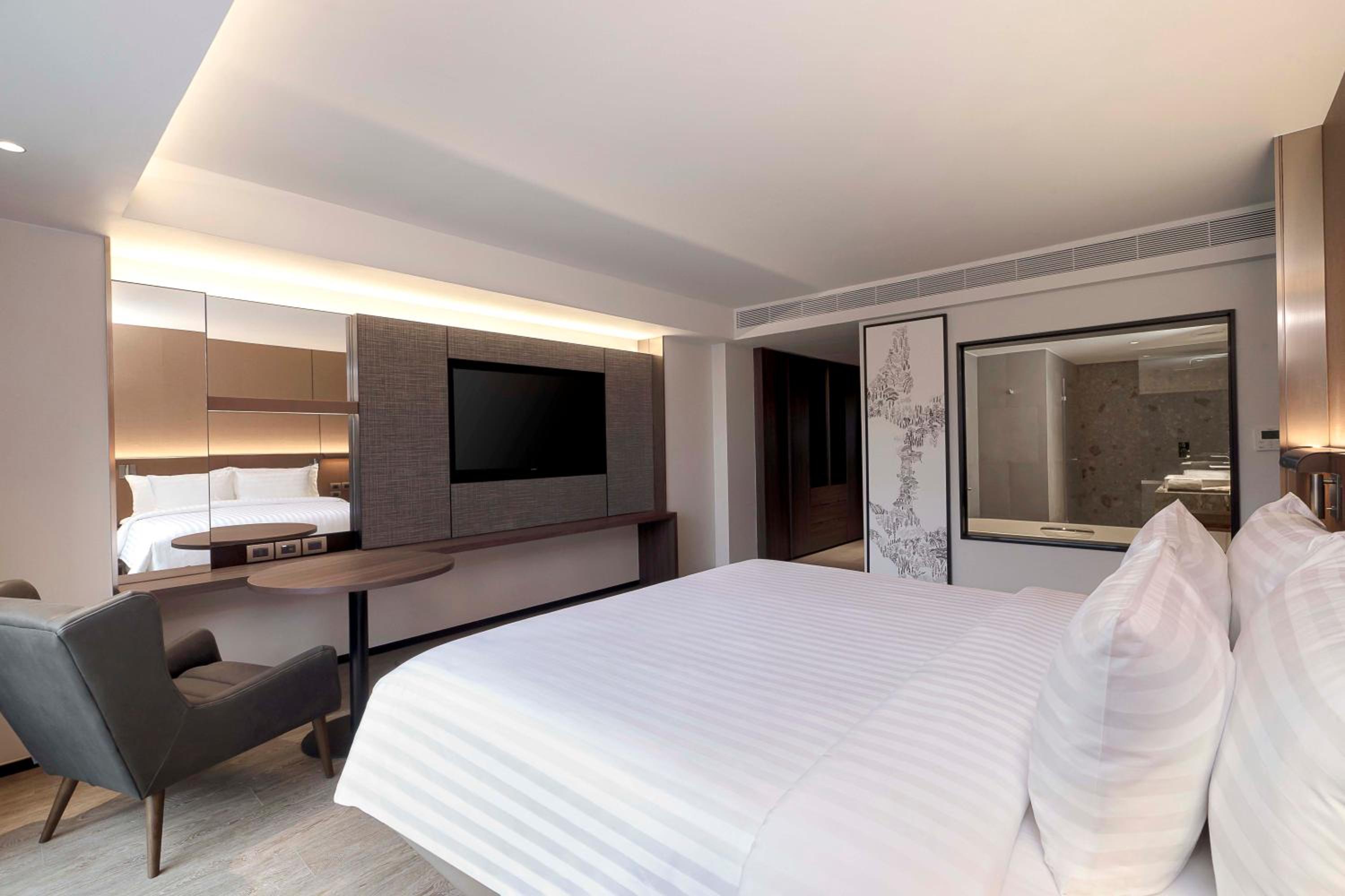 Premier Pool View King Room