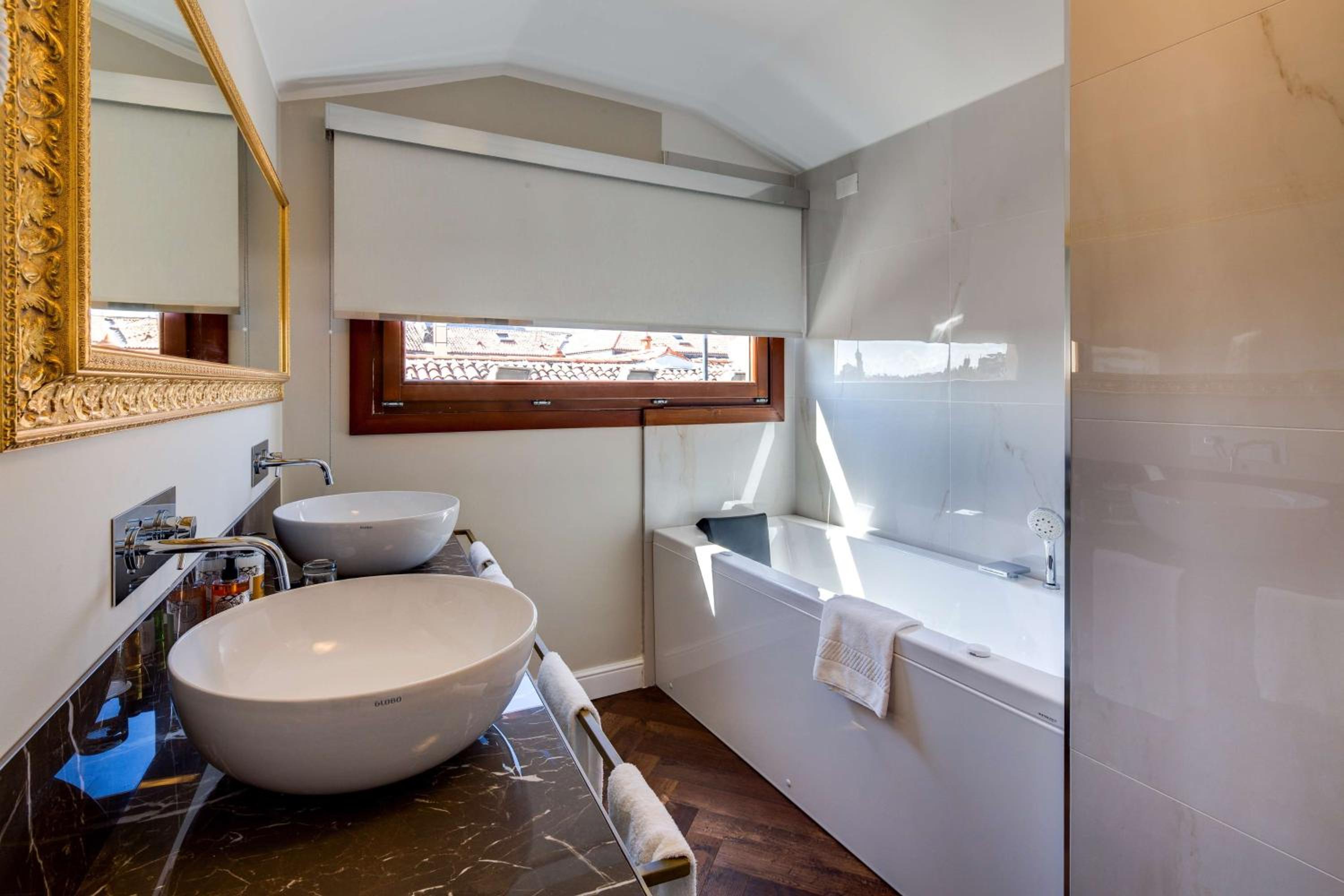 Deluxe Queen Suite