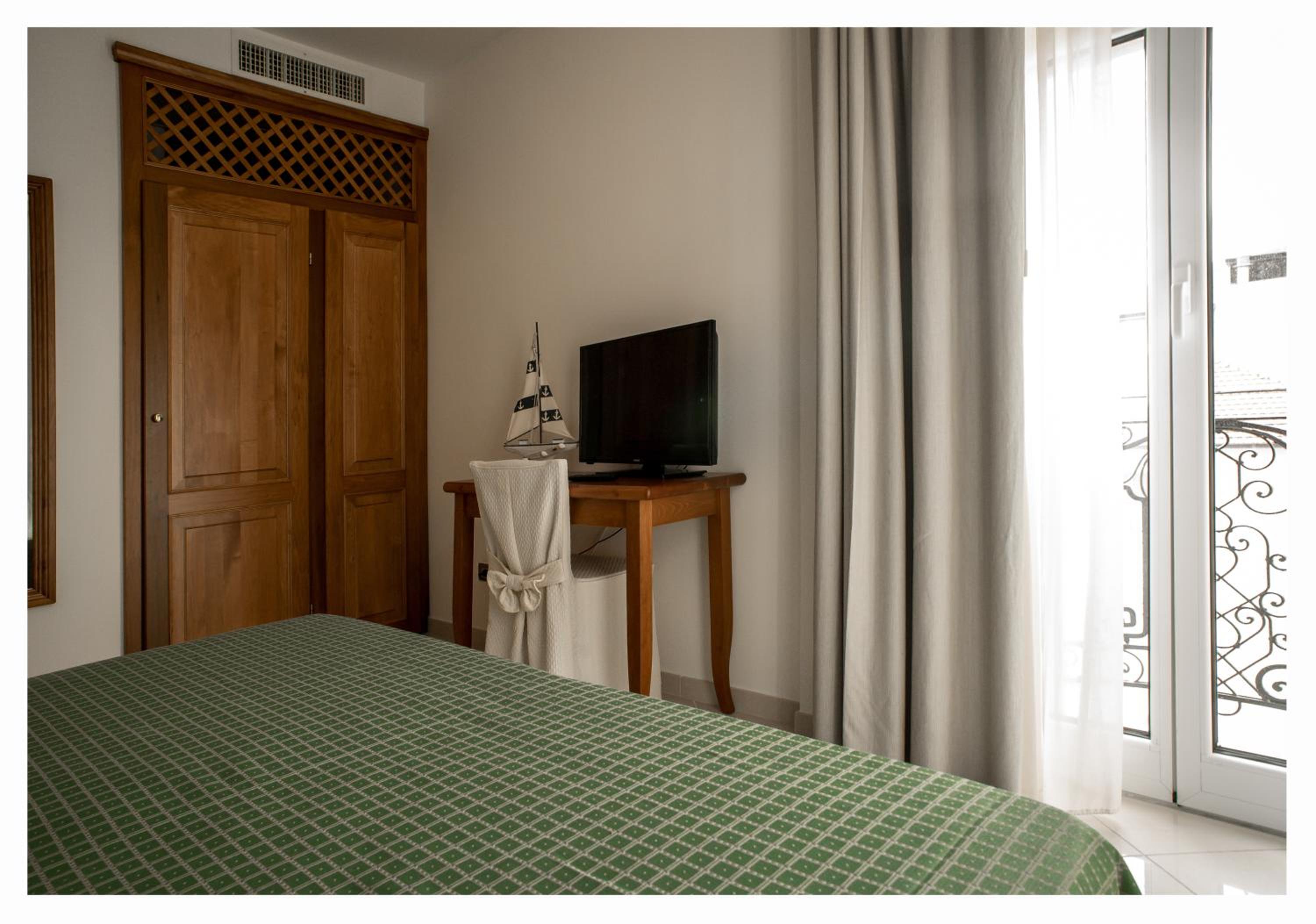 One-Bedroom Apartment with Partial/Side Sea View