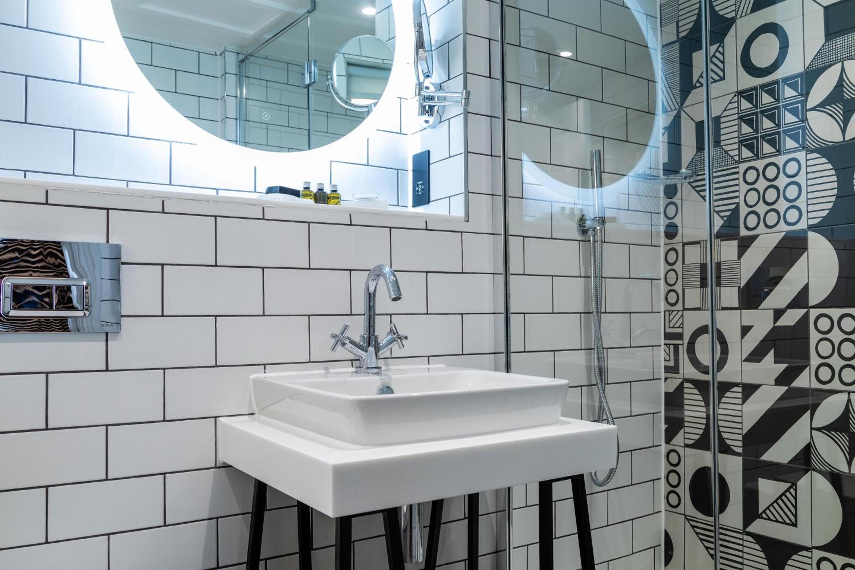 Cinematography, Guest room, 1 King