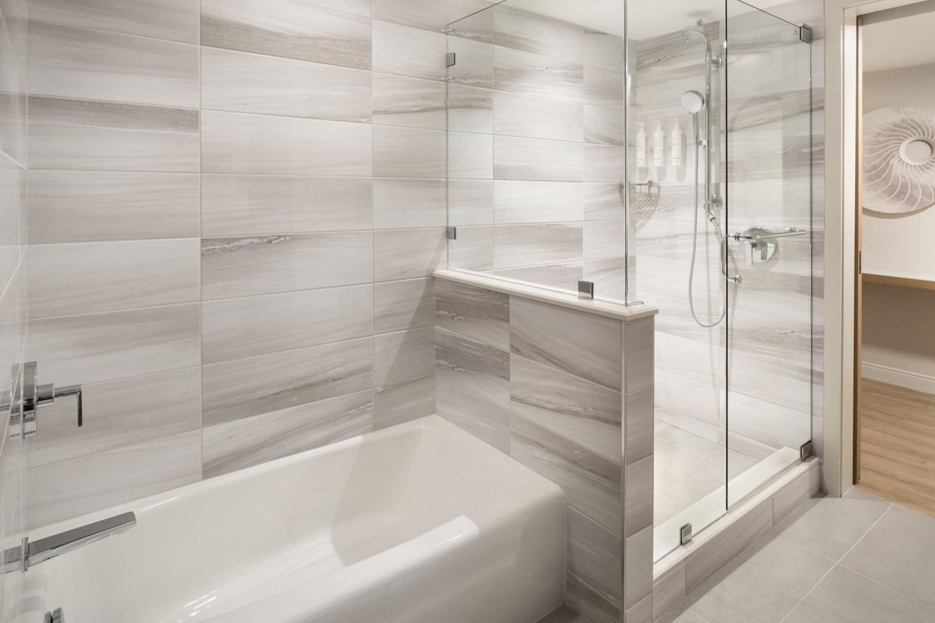 King Junior Corner Suite with Harbor View