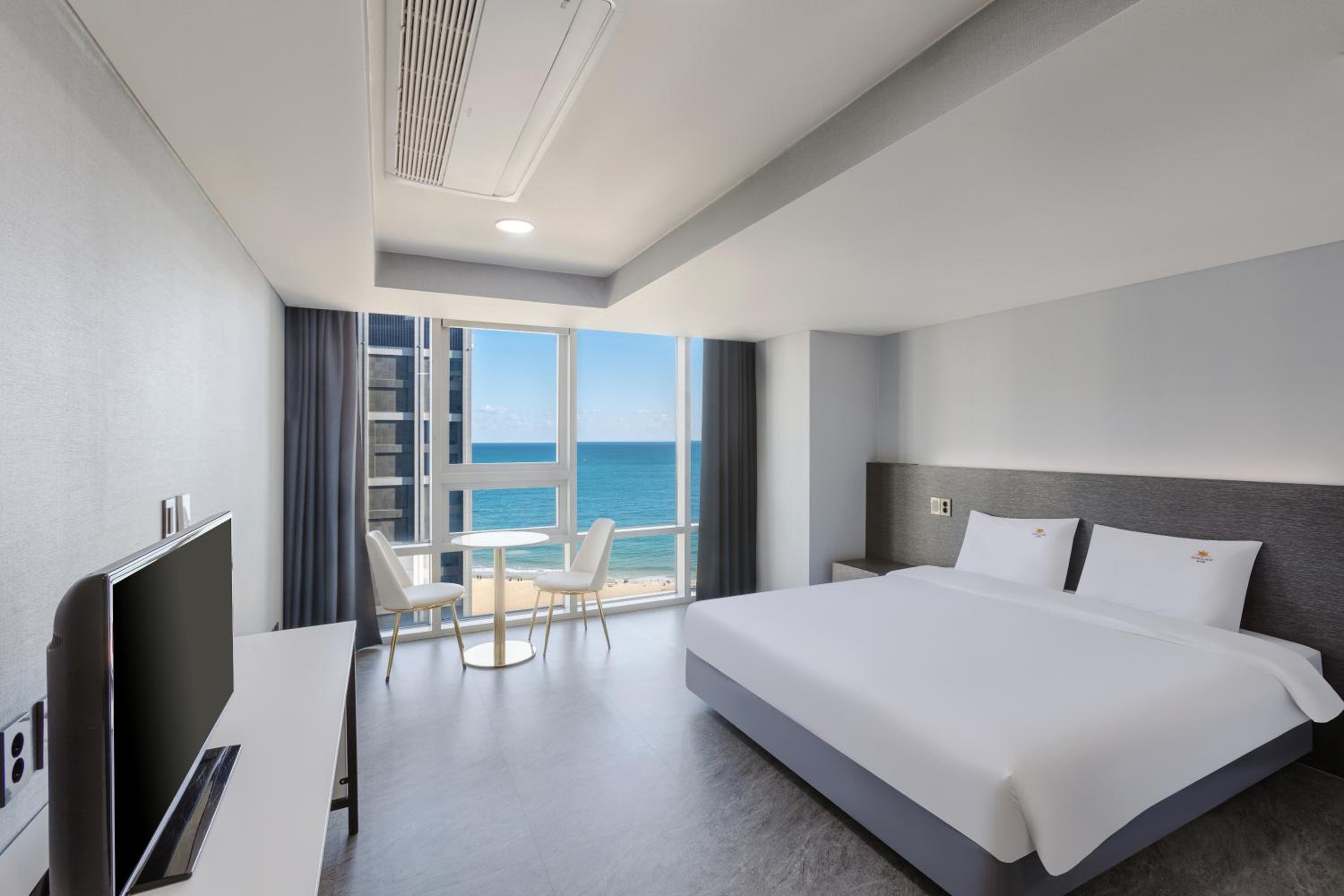 Deluxe King Room with Partial Ocean View