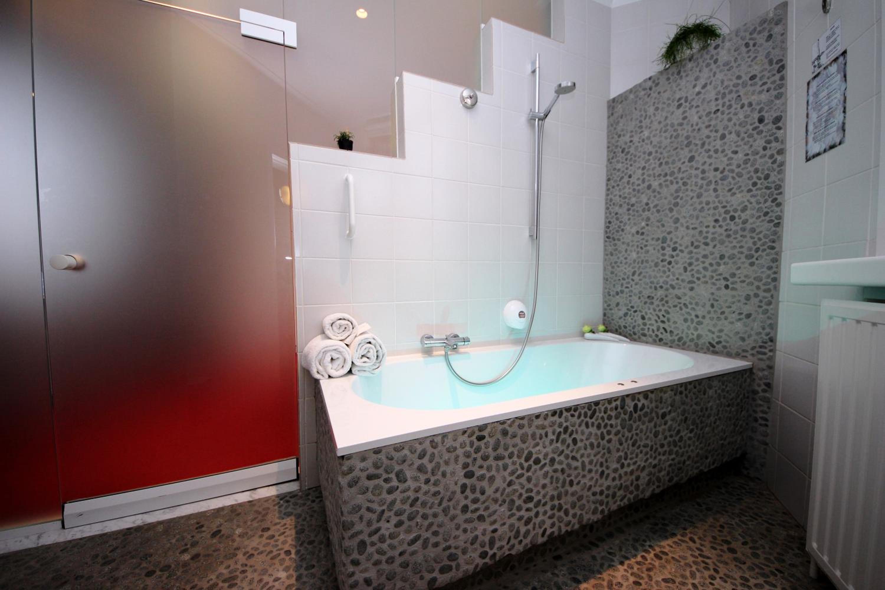 Brilliant Room with Spa Bath