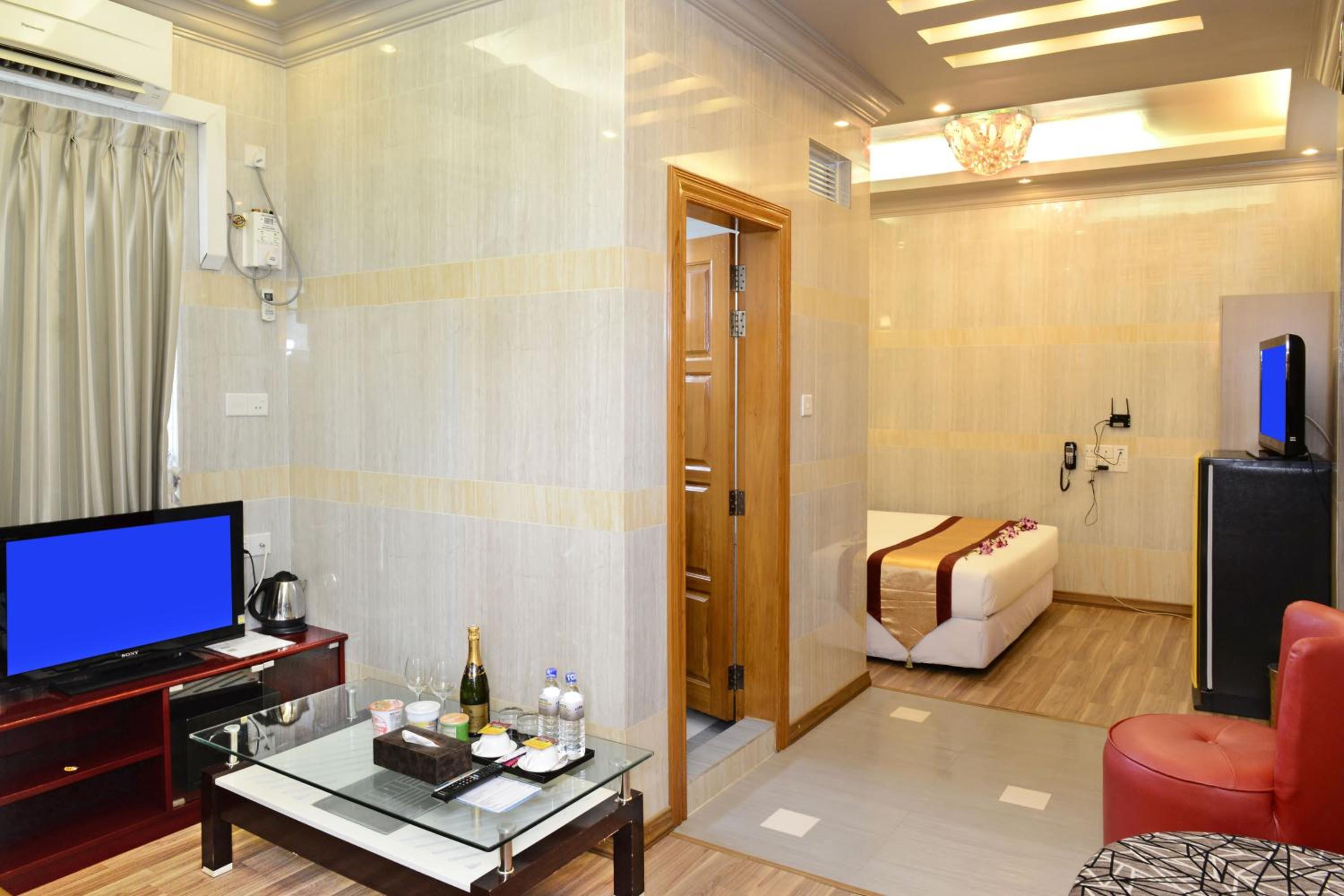 Penthouse Suite with Pagoda View